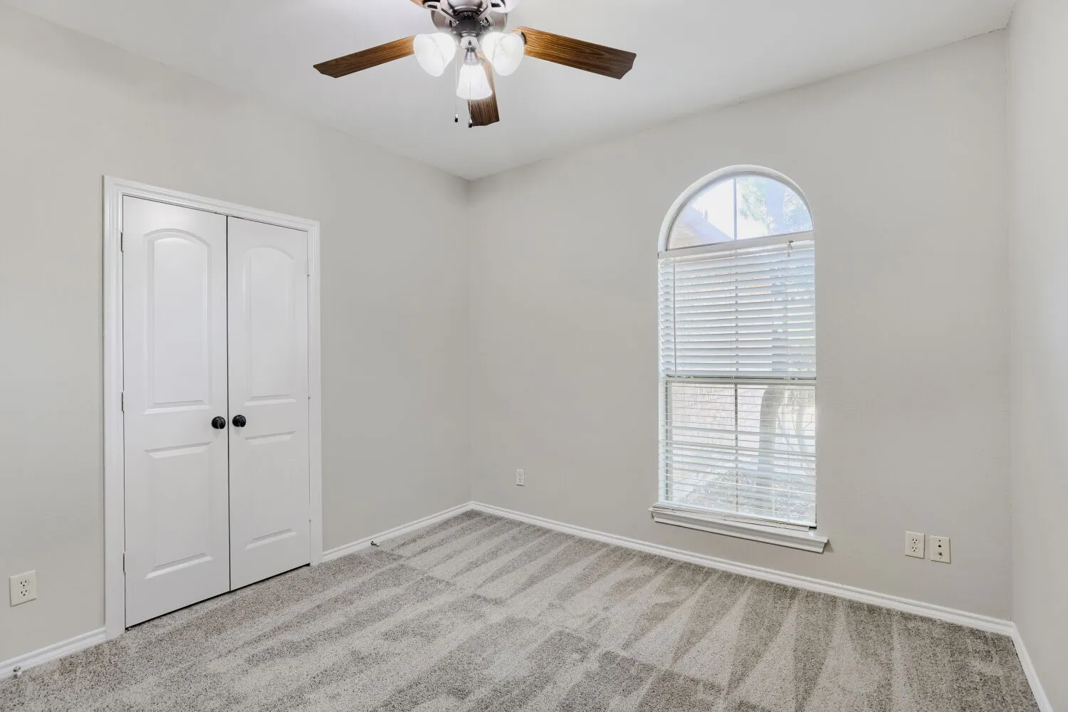 Single Family Residence For Sale in Tarrant County , 1104 Irwin Drive, Hurst, Texas 76053, 4 Bedroom, 2 Bathroom, 2 Garage spaces, 1,999 Sqft, built in 2006, mls#21382688, Real Estate Agent in Hurst, Homes For Sale in Tarrant county, Homes For Sale in Hurst, Realtor in Hurst Texas, Real Estate Brokerage Independent Realty Texas, Luminita Cordes Realtor