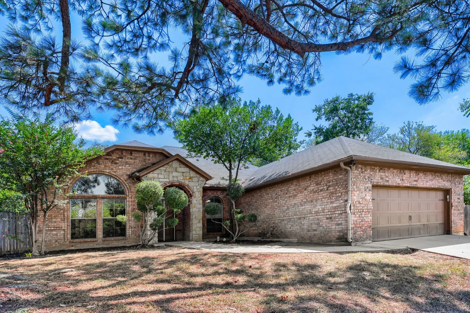 Single Family Residence For Sale in Tarrant County , 1104 Irwin Drive, Hurst, Texas 76053, 4 Bedroom, 2 Bathroom, 2 Garage spaces, 1,999 Sqft, built in 2006, mls#21382688, Real Estate Agent in Hurst, Homes For Sale in Tarrant county, Homes For Sale in Hurst, Realtor in Hurst Texas, Real Estate Brokerage Independent Realty Texas, Luminita Cordes Realtor