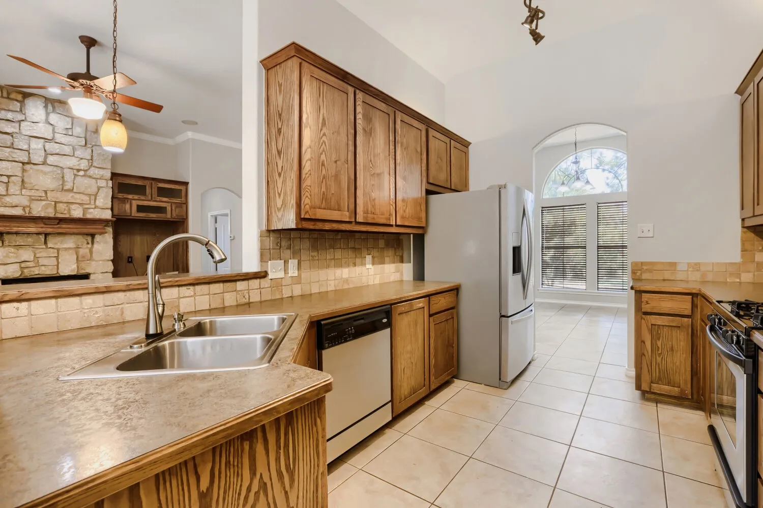 Single Family Residence For Sale in Tarrant County , 1104 Irwin Drive, Hurst, Texas 76053, 4 Bedroom, 2 Bathroom, 2 Garage spaces, 1,999 Sqft, built in 2006, mls#21382688, Real Estate Agent in Hurst, Homes For Sale in Tarrant county, Homes For Sale in Hurst, Realtor in Hurst Texas, Real Estate Brokerage Independent Realty Texas, Luminita Cordes Realtor