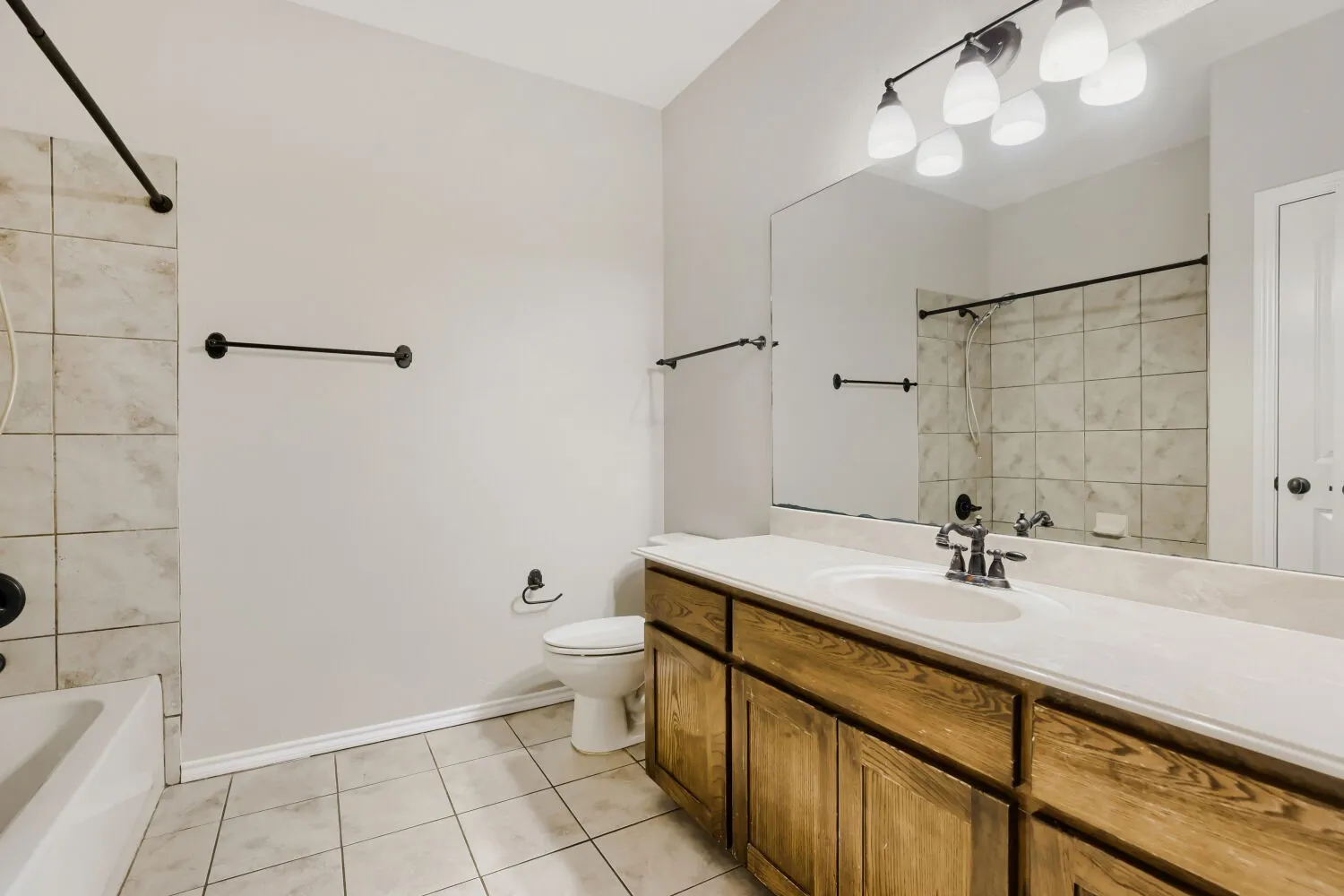 Single Family Residence For Sale in Tarrant County , 1104 Irwin Drive, Hurst, Texas 76053, 4 Bedroom, 2 Bathroom, 2 Garage spaces, 1,999 Sqft, built in 2006, mls#21382688, Real Estate Agent in Hurst, Homes For Sale in Tarrant county, Homes For Sale in Hurst, Realtor in Hurst Texas, Real Estate Brokerage Independent Realty Texas, Luminita Cordes Realtor