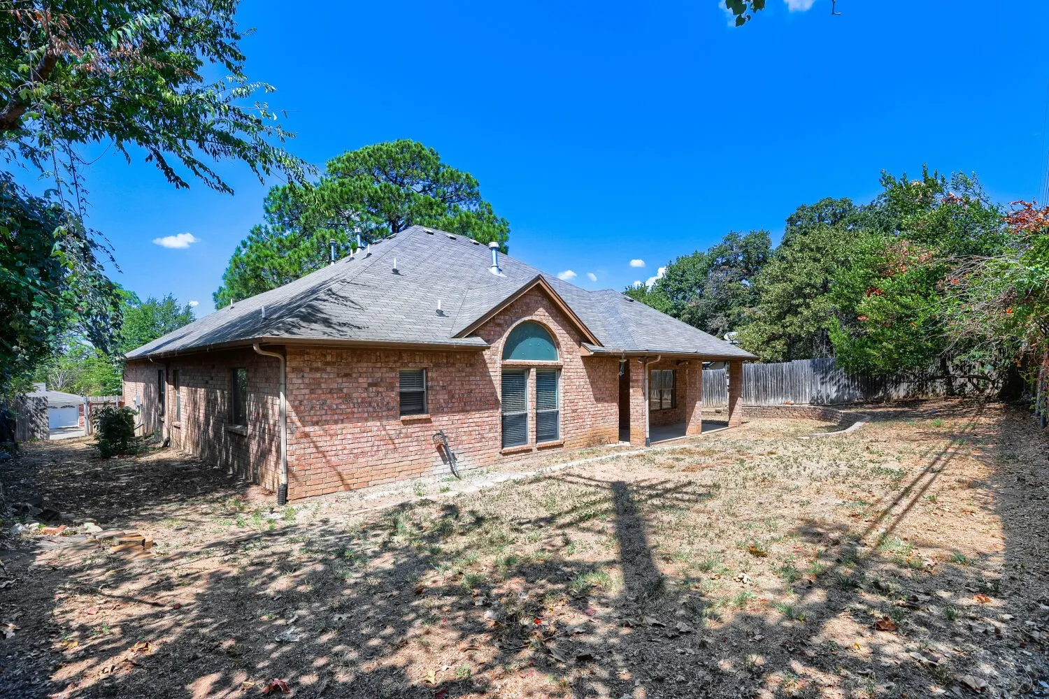 Single Family Residence For Sale in Tarrant County , 1104 Irwin Drive, Hurst, Texas 76053, 4 Bedroom, 2 Bathroom, 2 Garage spaces, 1,999 Sqft, built in 2006, mls#21382688, Real Estate Agent in Hurst, Homes For Sale in Tarrant county, Homes For Sale in Hurst, Realtor in Hurst Texas, Real Estate Brokerage Independent Realty Texas, Luminita Cordes Realtor