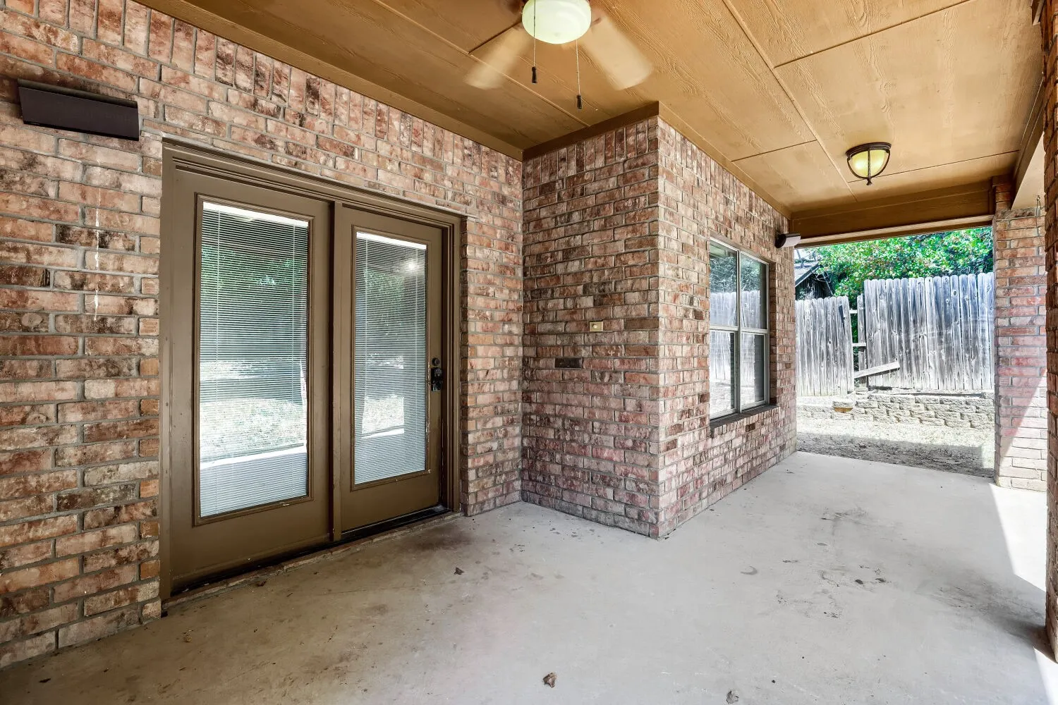 Single Family Residence For Sale in Tarrant County , 1104 Irwin Drive, Hurst, Texas 76053, 4 Bedroom, 2 Bathroom, 2 Garage spaces, 1,999 Sqft, built in 2006, mls#21382688, Real Estate Agent in Hurst, Homes For Sale in Tarrant county, Homes For Sale in Hurst, Realtor in Hurst Texas, Real Estate Brokerage Independent Realty Texas, Luminita Cordes Realtor