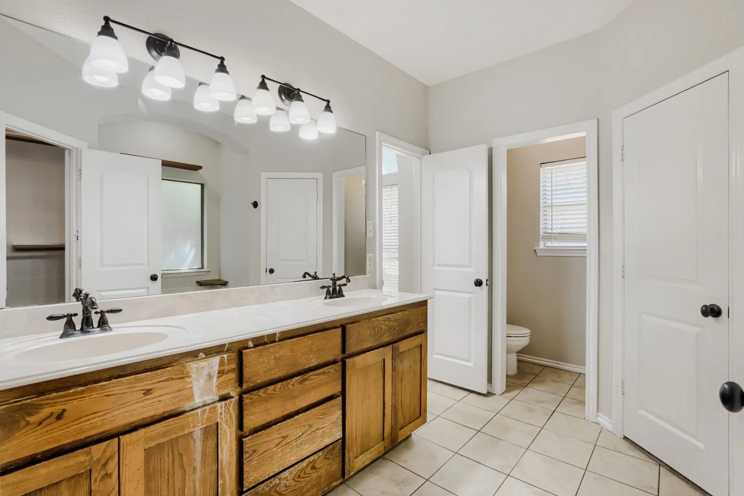 Single Family Residence For Sale in Tarrant County , 1104 Irwin Drive, Hurst, Texas 76053, 4 Bedroom, 2 Bathroom, 2 Garage spaces, 1,999 Sqft, built in 2006, mls#21382688, Real Estate Agent in Hurst, Homes For Sale in Tarrant county, Homes For Sale in Hurst, Realtor in Hurst Texas, Real Estate Brokerage Independent Realty Texas, Luminita Cordes Realtor