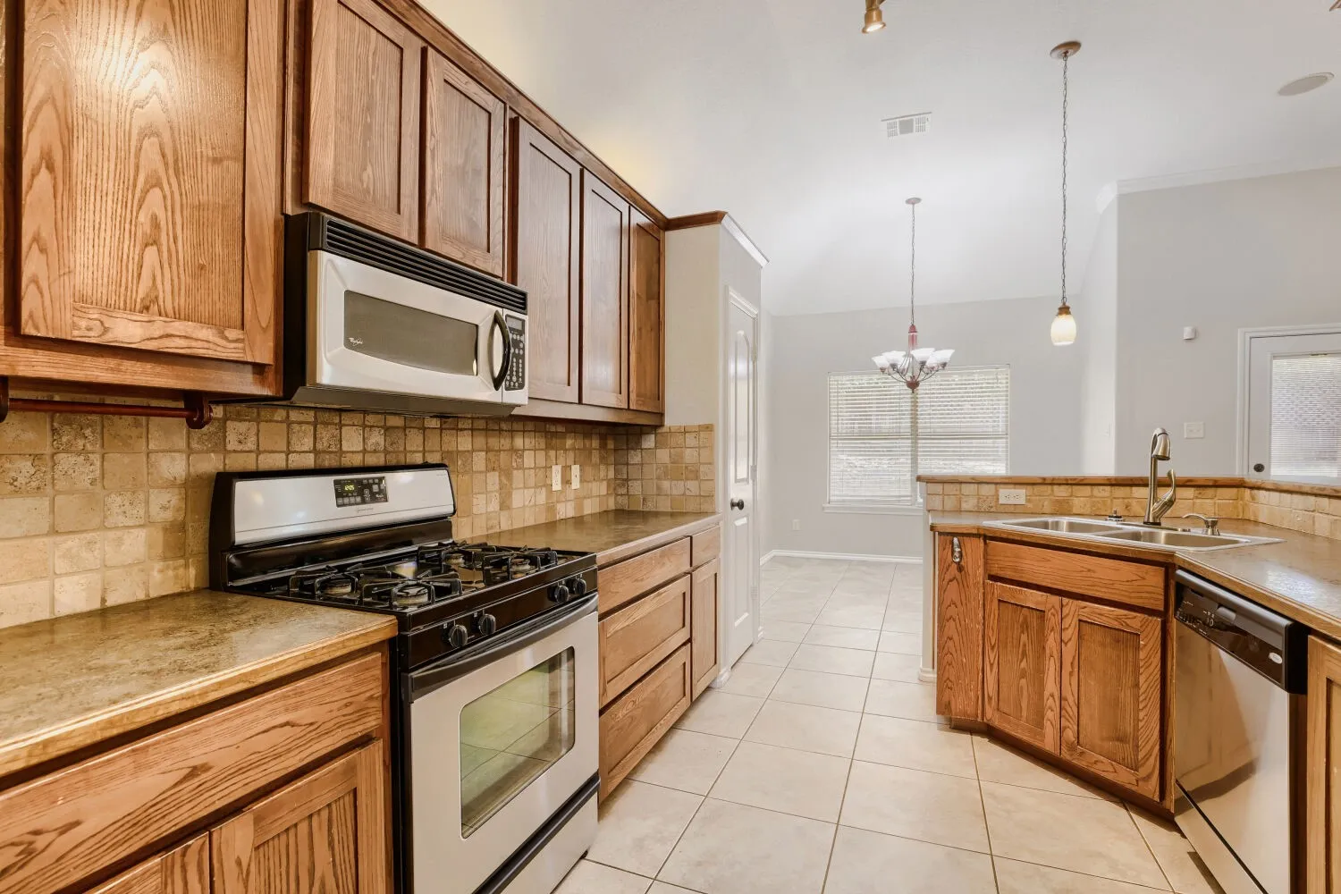 Single Family Residence For Sale in Tarrant County , 1104 Irwin Drive, Hurst, Texas 76053, 4 Bedroom, 2 Bathroom, 2 Garage spaces, 1,999 Sqft, built in 2006, mls#21382688, Real Estate Agent in Hurst, Homes For Sale in Tarrant county, Homes For Sale in Hurst, Realtor in Hurst Texas, Real Estate Brokerage Independent Realty Texas, Luminita Cordes Realtor