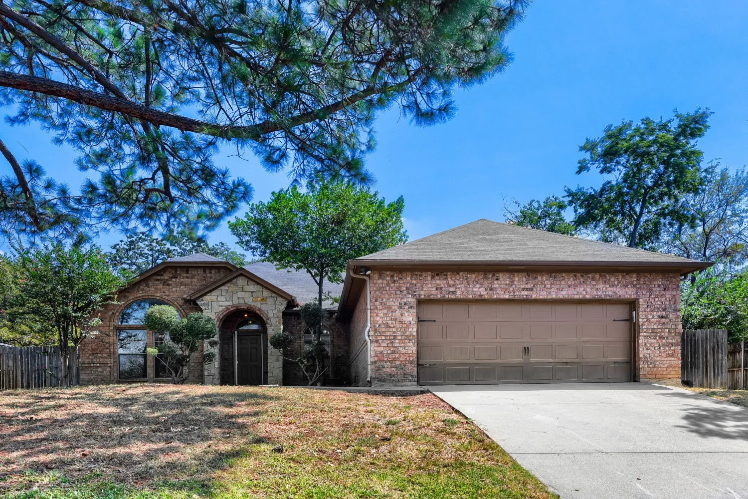 Single Family Residence For Sale in Tarrant County , 1104 Irwin Drive, Hurst, Texas 76053, 4 Bedroom, 2 Bathroom, 2 Garage spaces, 1,999 Sqft, built in 2006, mls#21382688, Real Estate Agent in Hurst, Homes For Sale in Tarrant county, Homes For Sale in Hurst, Realtor in Hurst Texas, Real Estate Brokerage Independent Realty Texas, Luminita Cordes Realtor