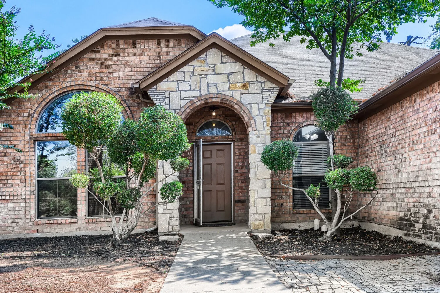 Single Family Residence For Sale in Tarrant County , 1104 Irwin Drive, Hurst, Texas 76053, 4 Bedroom, 2 Bathroom, 2 Garage spaces, 1,999 Sqft, built in 2006, mls#21382688, Real Estate Agent in Hurst, Homes For Sale in Tarrant county, Homes For Sale in Hurst, Realtor in Hurst Texas, Real Estate Brokerage Independent Realty Texas, Luminita Cordes Realtor