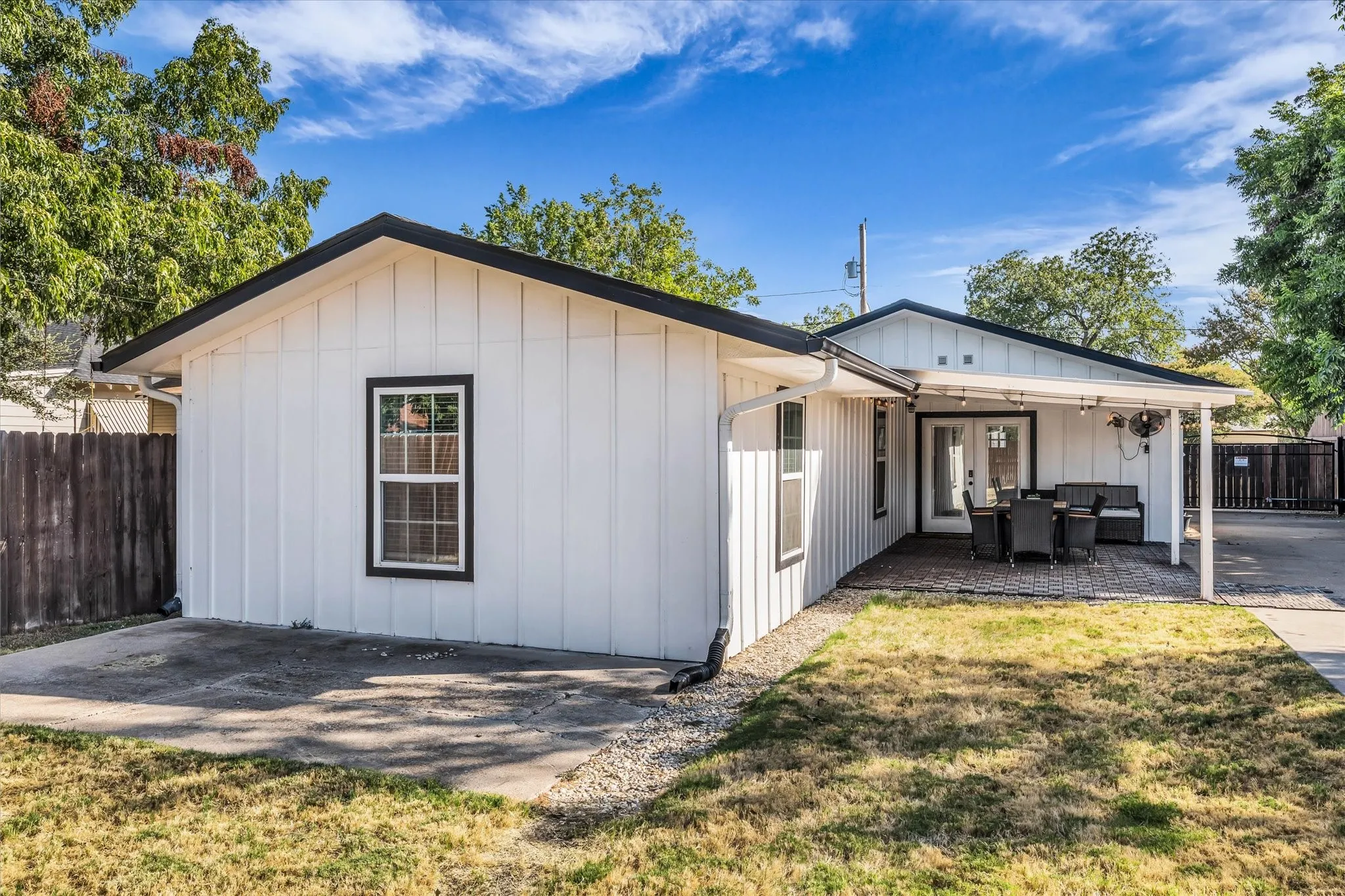 Single Family Residence For Sale in Mc Lennan County , 621 S 9th Street, Waco, Texas 76706, 5 Bedroom, 2 Bathroom, Garage spaces, 1,795 Sqft, built in 1920, mls#21383540, Real Estate Agent in Waco, Homes For Sale in Mc Lennan county, Homes For Sale in Waco, Realtor in Waco Texas, Real Estate Brokerage Independent Realty Texas, Luminita Cordes Realtor