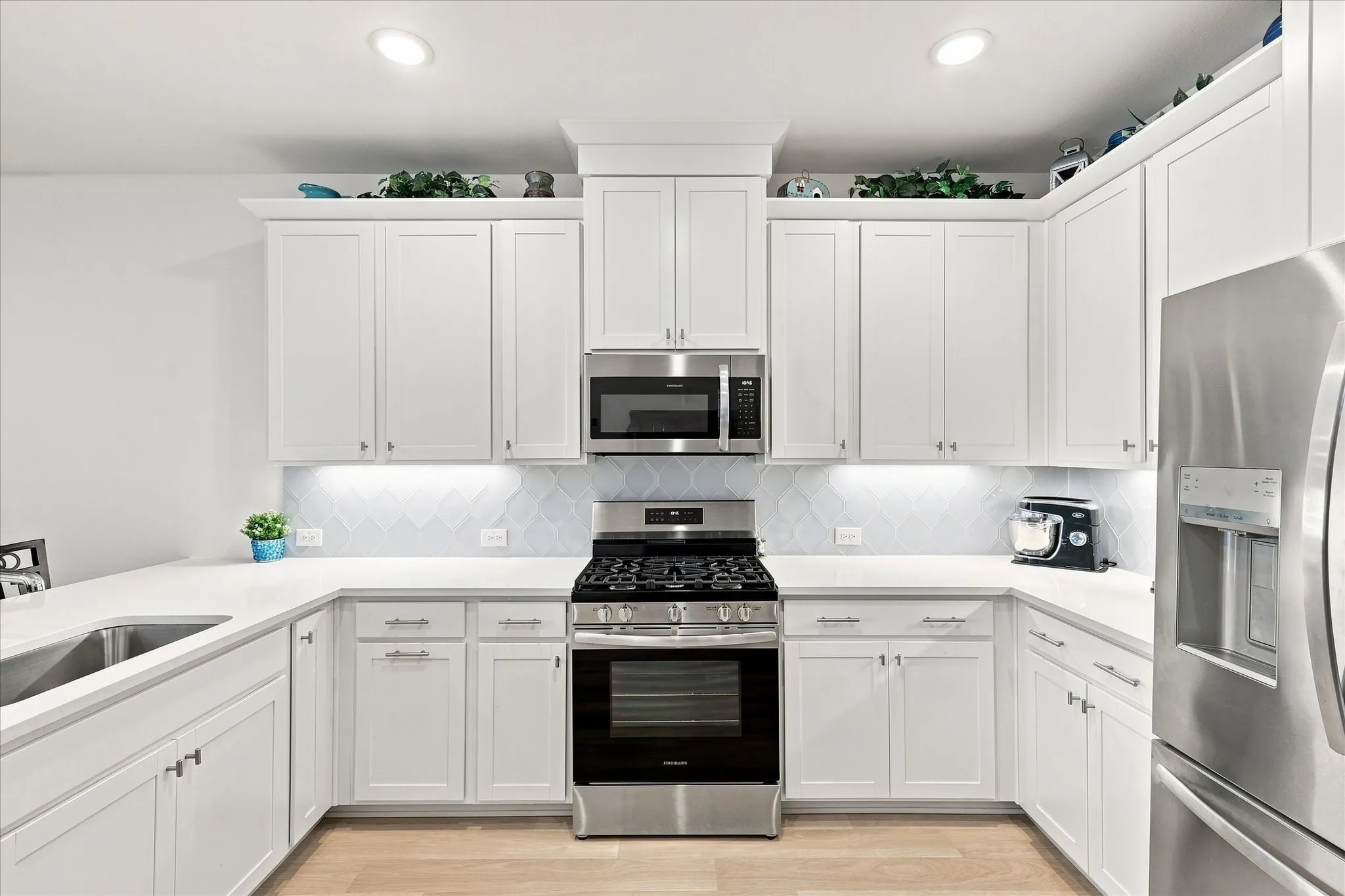 Gas range cooktop and u-shaped kitchen make this kitchen a chef's delight.