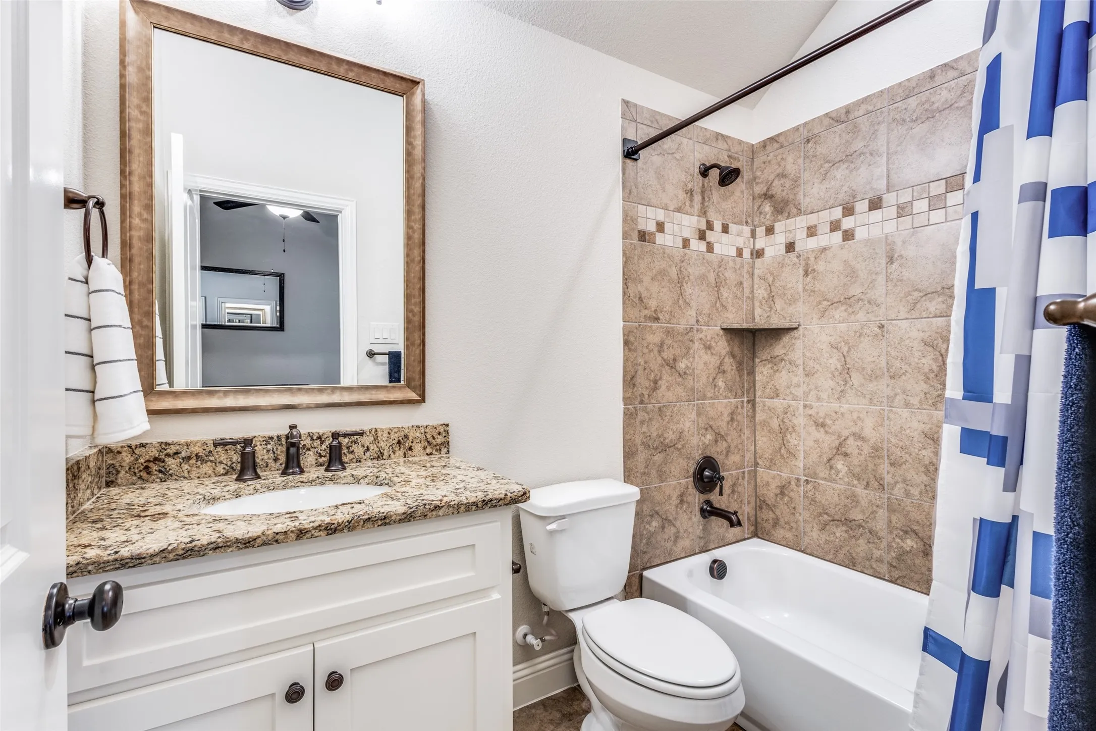 Upstairs ensuite bathroom