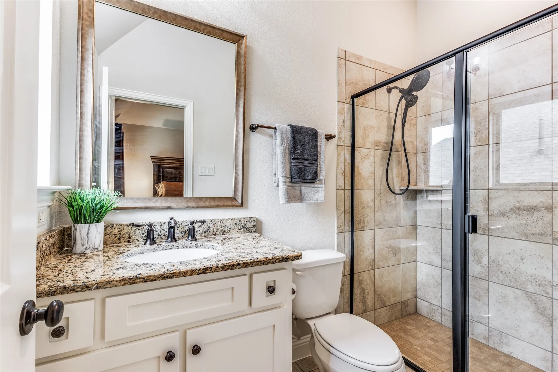 Upstairs ensuite bathroom