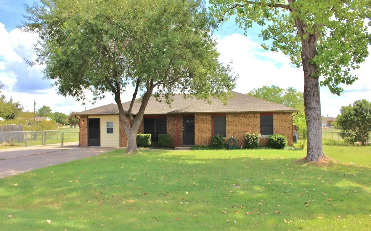Single Family Residence For Rent in Ellis County , 418 Bluebonnet Lane, Red Oak, Texas 75154, 3 Bedroom, 2 Bathroom, Garage spaces, 1,470 Sqft, built in 1983, mls#21384224, Real Estate Agent in Red Oak, Homes For Rent in Ellis county, Homes For Rent in Red Oak, Realtor in Red Oak Texas, Real Estate Brokerage Independent Realty Texas, Luminita Cordes Realtor