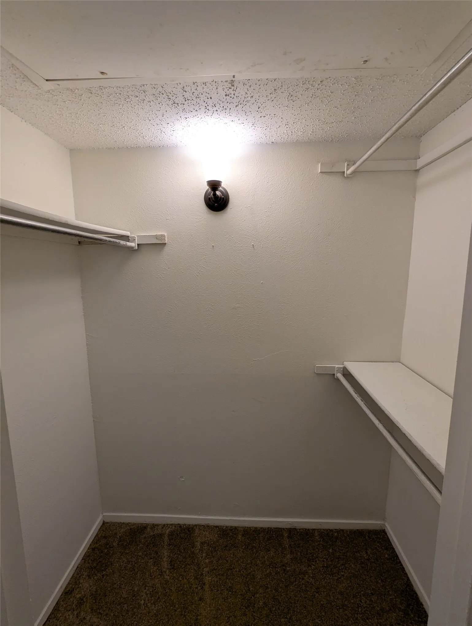 Condominium For Rent in Dallas County , 7431 Holly Hill Drive 120, Dallas, Texas 75231, 2 Bedroom, 2 Bathroom, Garage spaces, 955 Sqft, built in 1979, mls#21384228, Real Estate Agent in Dallas, Homes For Rent in Dallas county, Homes For Rent in Dallas, Realtor in Dallas Texas, Real Estate Brokerage Independent Realty Texas, Luminita Cordes Realtor