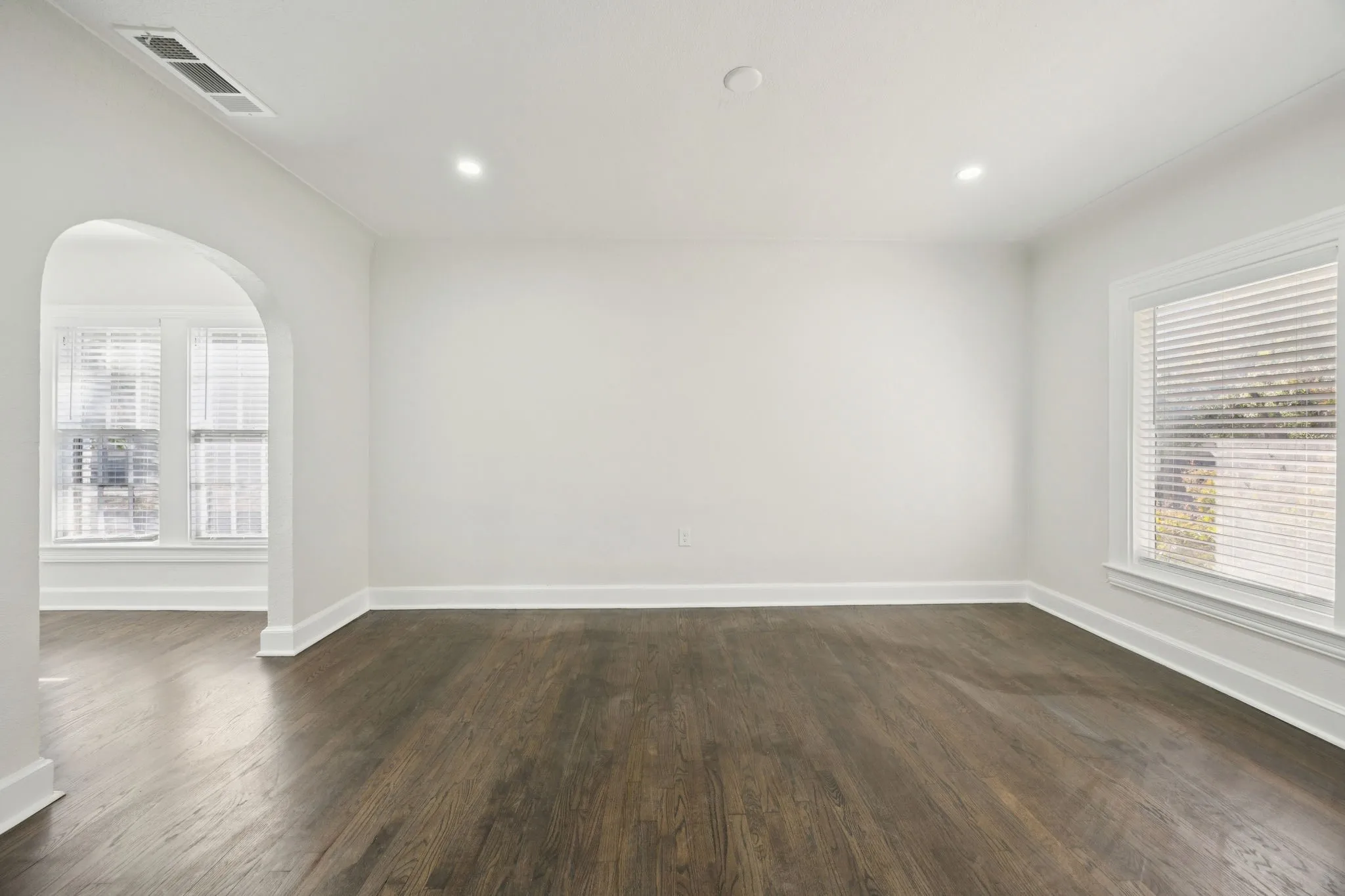 Apartment For Rent in Dallas County , 3210 N Haskell Avenue, Dallas, Texas 75204, 1 Bedroom, 1 Bathroom, Garage spaces, 740 Sqft, built in 1930, mls#21384183, Real Estate Agent in Dallas, Homes For Rent in Dallas county, Homes For Rent in Dallas, Realtor in Dallas Texas, Real Estate Brokerage Independent Realty Texas, Luminita Cordes Realtor