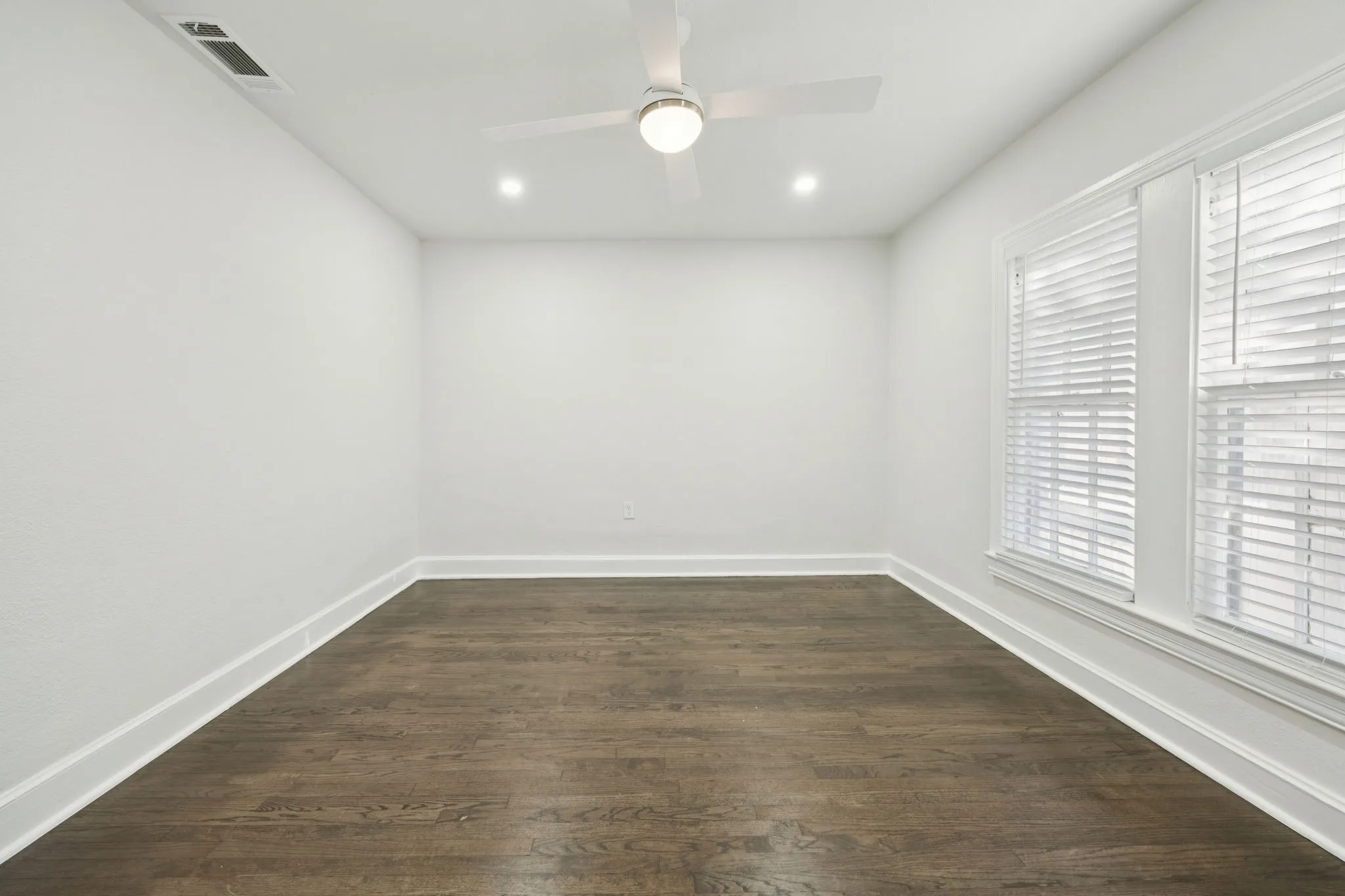 Apartment For Rent in Dallas County , 3210 N Haskell Avenue, Dallas, Texas 75204, 1 Bedroom, 1 Bathroom, Garage spaces, 740 Sqft, built in 1930, mls#21384183, Real Estate Agent in Dallas, Homes For Rent in Dallas county, Homes For Rent in Dallas, Realtor in Dallas Texas, Real Estate Brokerage Independent Realty Texas, Luminita Cordes Realtor