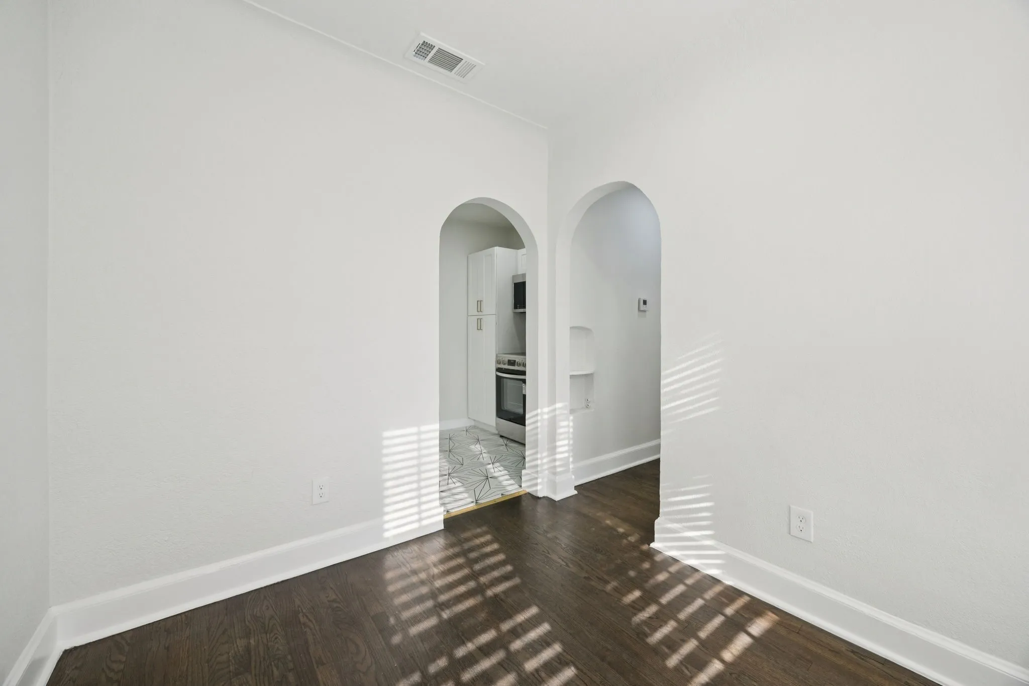 Apartment For Rent in Dallas County , 3210 N Haskell Avenue, Dallas, Texas 75204, 1 Bedroom, 1 Bathroom, Garage spaces, 740 Sqft, built in 1930, mls#21384183, Real Estate Agent in Dallas, Homes For Rent in Dallas county, Homes For Rent in Dallas, Realtor in Dallas Texas, Real Estate Brokerage Independent Realty Texas, Luminita Cordes Realtor