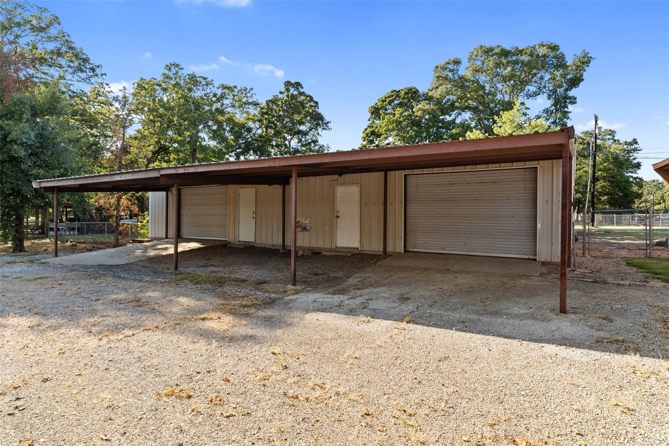 Single Family Residence For Sale in Hunt County , 7272 County Road 3516, Quinlan, Texas 75474, 4 Bedroom, 3 Bathroom, 4 Garage spaces, 4,204 Sqft, built in 1997, mls#21384182, Real Estate Agent in Quinlan, Homes For Sale in Hunt county, Homes For Sale in Quinlan, Realtor in Quinlan Texas, Real Estate Brokerage Independent Realty Texas, Luminita Cordes Realtor