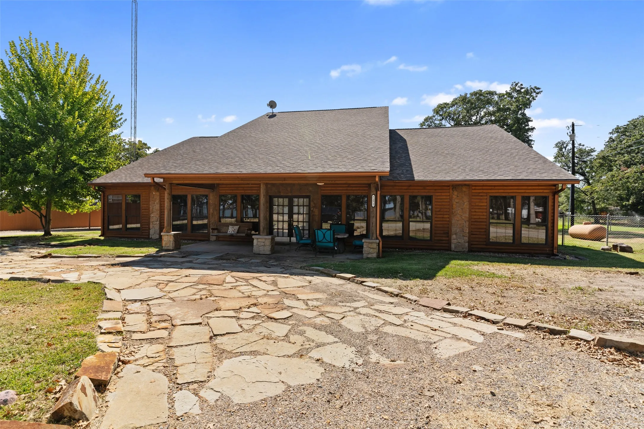 Single Family Residence For Sale in Hunt County , 7272 County Road 3516, Quinlan, Texas 75474, 4 Bedroom, 3 Bathroom, 4 Garage spaces, 4,204 Sqft, built in 1997, mls#21384182, Real Estate Agent in Quinlan, Homes For Sale in Hunt county, Homes For Sale in Quinlan, Realtor in Quinlan Texas, Real Estate Brokerage Independent Realty Texas, Luminita Cordes Realtor