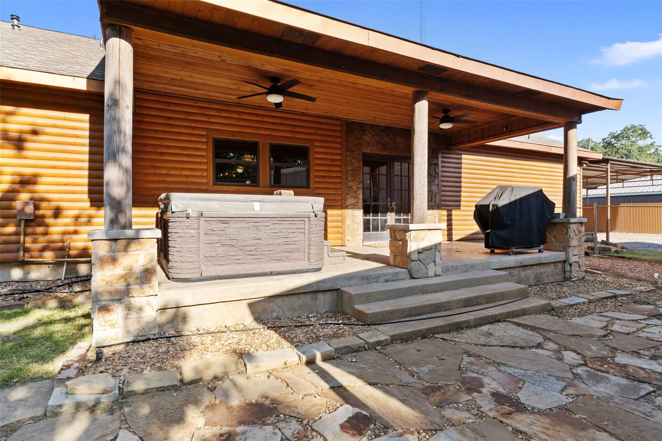 Single Family Residence For Sale in Hunt County , 7272 County Road 3516, Quinlan, Texas 75474, 4 Bedroom, 3 Bathroom, 4 Garage spaces, 4,204 Sqft, built in 1997, mls#21384182, Real Estate Agent in Quinlan, Homes For Sale in Hunt county, Homes For Sale in Quinlan, Realtor in Quinlan Texas, Real Estate Brokerage Independent Realty Texas, Luminita Cordes Realtor