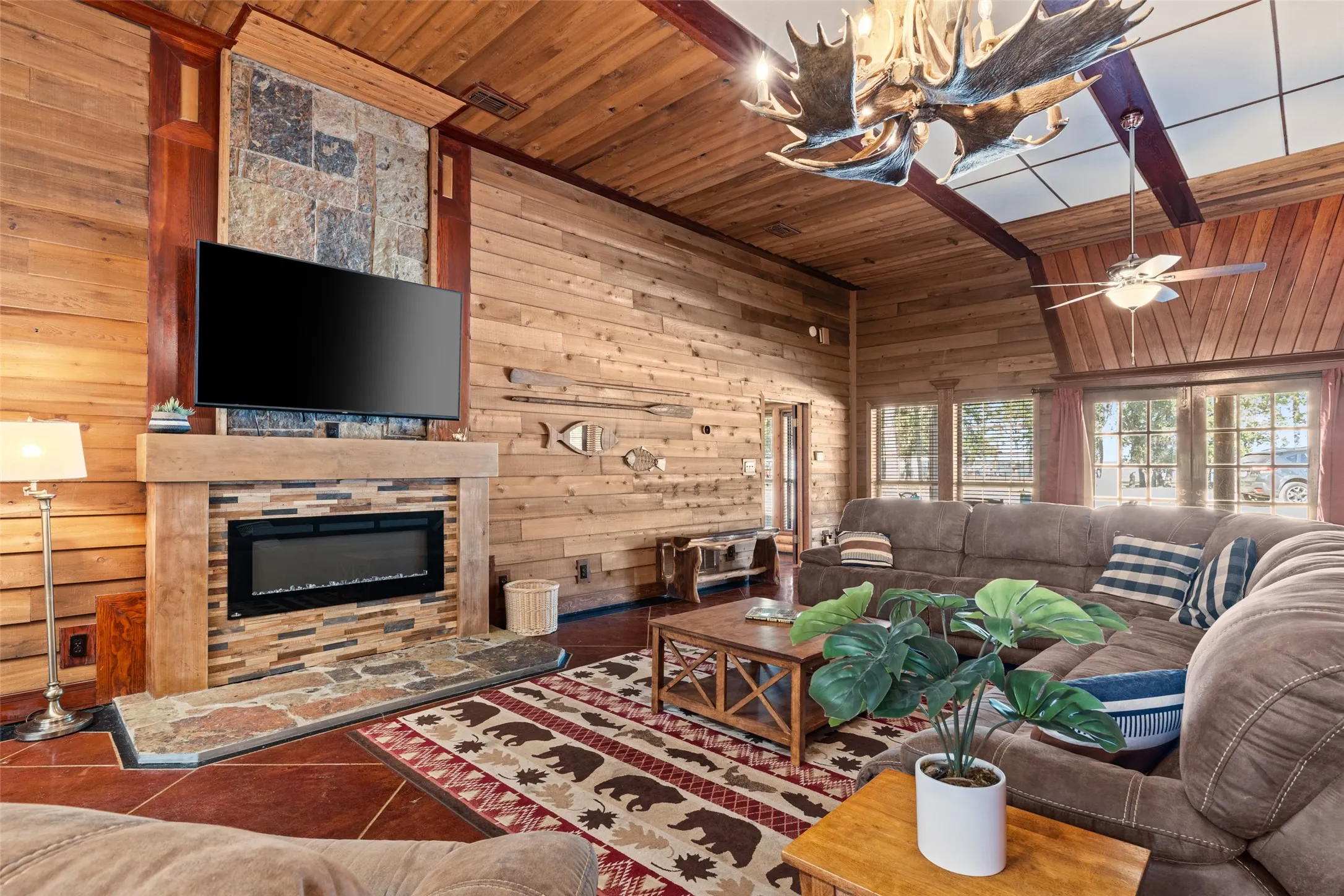 Single Family Residence For Sale in Hunt County , 7272 County Road 3516, Quinlan, Texas 75474, 4 Bedroom, 3 Bathroom, 4 Garage spaces, 4,204 Sqft, built in 1997, mls#21384182, Real Estate Agent in Quinlan, Homes For Sale in Hunt county, Homes For Sale in Quinlan, Realtor in Quinlan Texas, Real Estate Brokerage Independent Realty Texas, Luminita Cordes Realtor