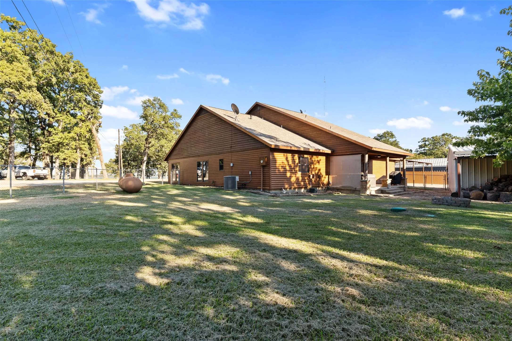 Single Family Residence For Sale in Hunt County , 7272 County Road 3516, Quinlan, Texas 75474, 4 Bedroom, 3 Bathroom, 4 Garage spaces, 4,204 Sqft, built in 1997, mls#21384182, Real Estate Agent in Quinlan, Homes For Sale in Hunt county, Homes For Sale in Quinlan, Realtor in Quinlan Texas, Real Estate Brokerage Independent Realty Texas, Luminita Cordes Realtor