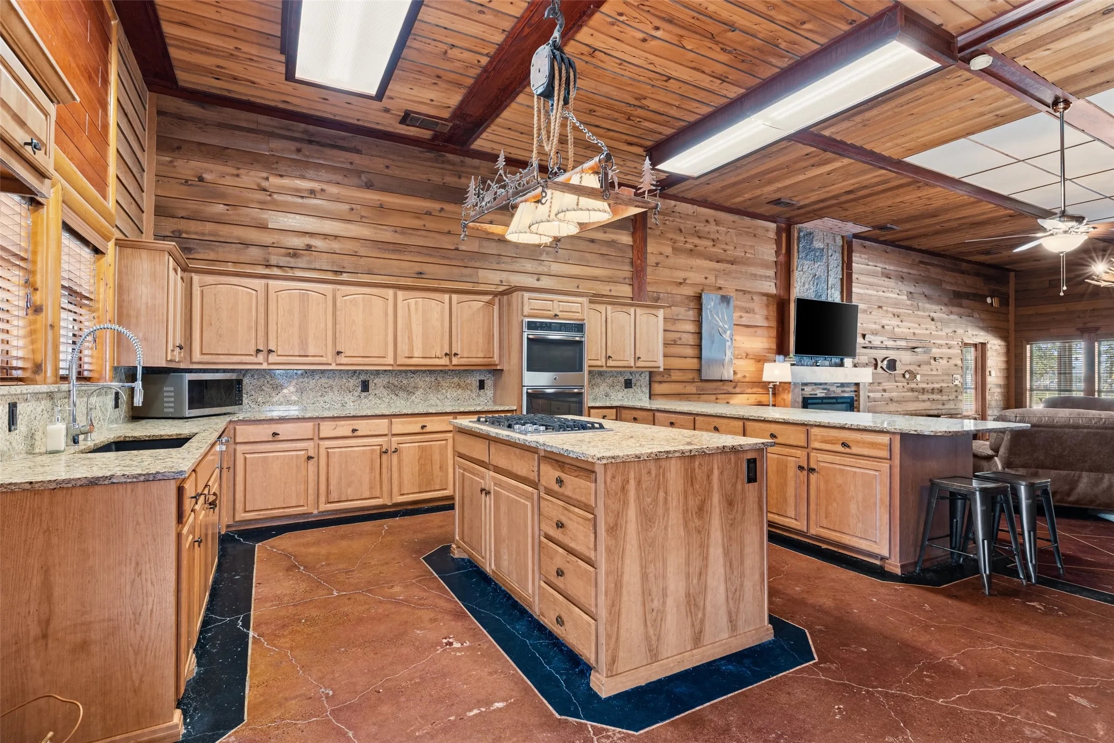 Single Family Residence For Sale in Hunt County , 7272 County Road 3516, Quinlan, Texas 75474, 4 Bedroom, 3 Bathroom, 4 Garage spaces, 4,204 Sqft, built in 1997, mls#21384182, Real Estate Agent in Quinlan, Homes For Sale in Hunt county, Homes For Sale in Quinlan, Realtor in Quinlan Texas, Real Estate Brokerage Independent Realty Texas, Luminita Cordes Realtor