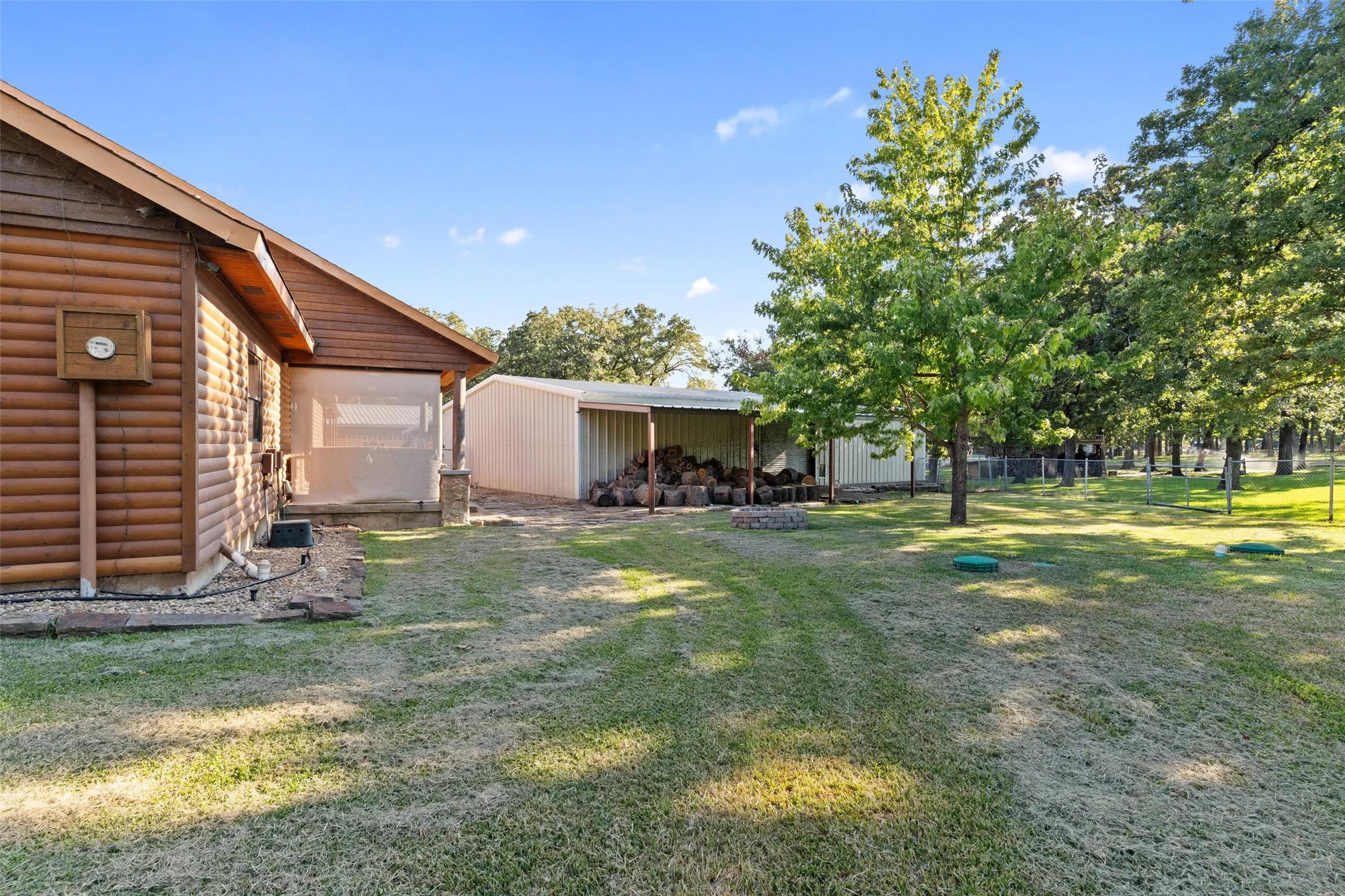 Single Family Residence For Sale in Hunt County , 7272 County Road 3516, Quinlan, Texas 75474, 4 Bedroom, 3 Bathroom, 4 Garage spaces, 4,204 Sqft, built in 1997, mls#21384182, Real Estate Agent in Quinlan, Homes For Sale in Hunt county, Homes For Sale in Quinlan, Realtor in Quinlan Texas, Real Estate Brokerage Independent Realty Texas, Luminita Cordes Realtor