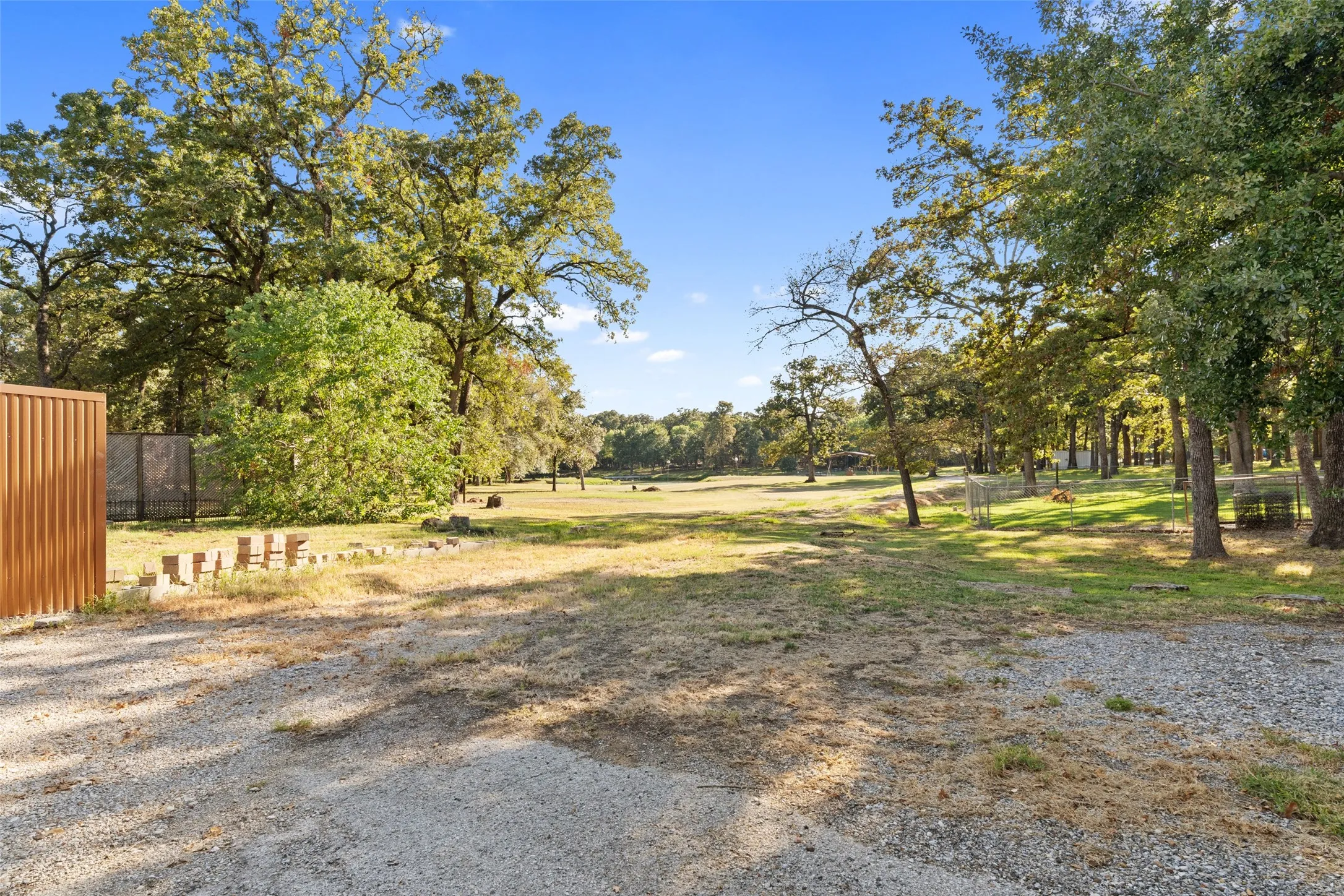 Single Family Residence For Sale in Hunt County , 7272 County Road 3516, Quinlan, Texas 75474, 4 Bedroom, 3 Bathroom, 4 Garage spaces, 4,204 Sqft, built in 1997, mls#21384182, Real Estate Agent in Quinlan, Homes For Sale in Hunt county, Homes For Sale in Quinlan, Realtor in Quinlan Texas, Real Estate Brokerage Independent Realty Texas, Luminita Cordes Realtor