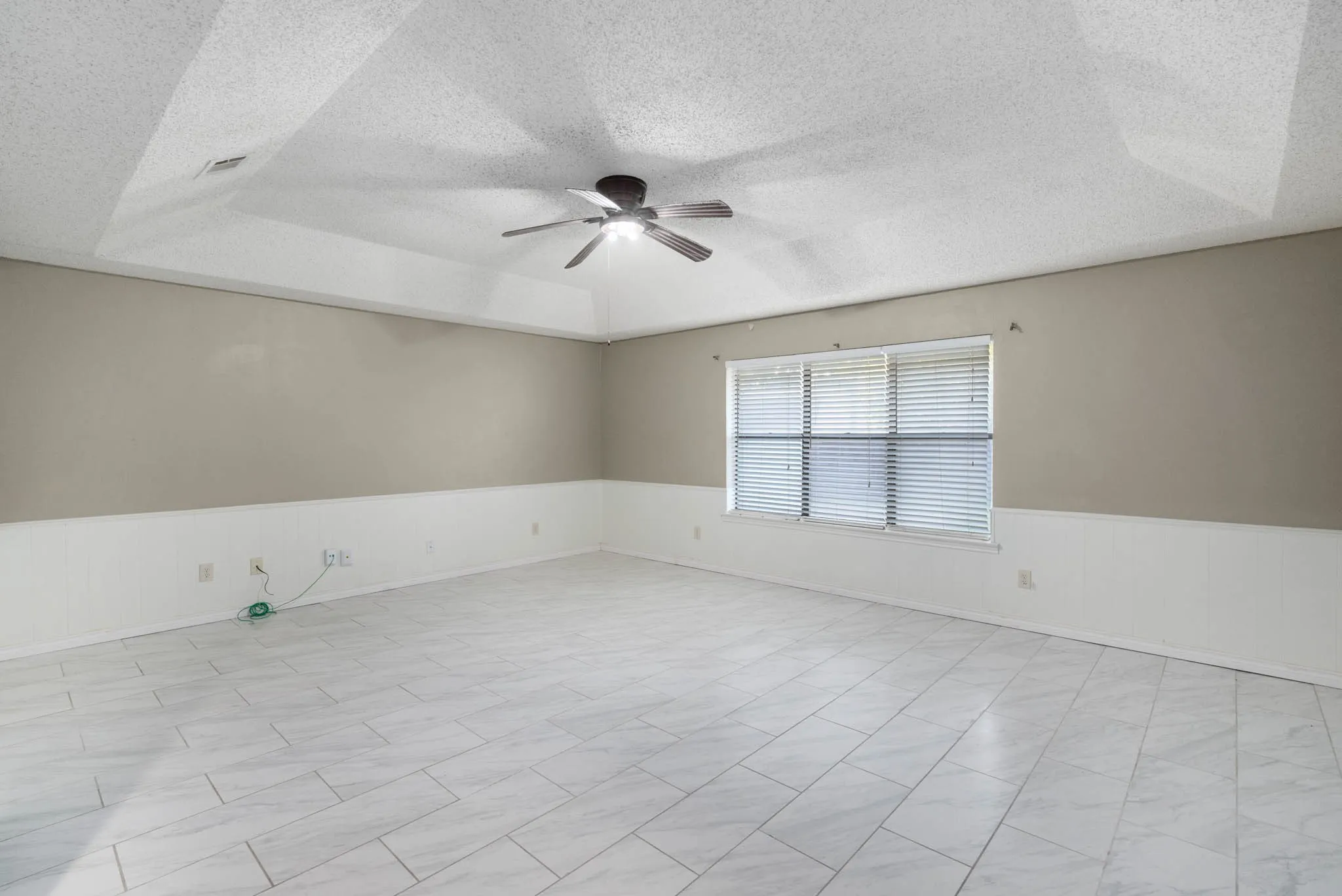 2nd primary suite with walk in closet, bar and full bath