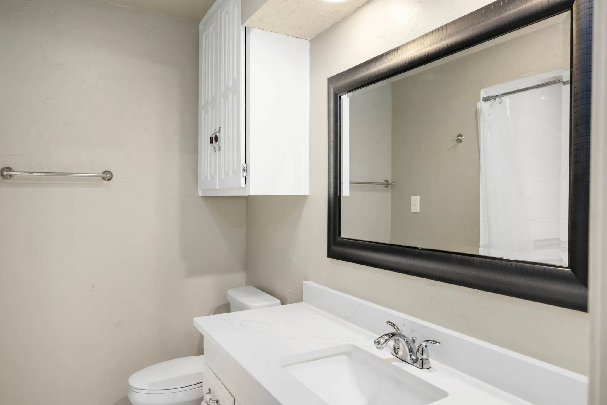 Full bath ensuite to 2nd primary bedroom
