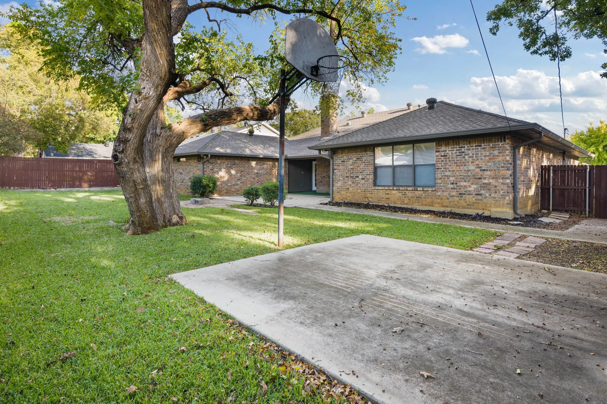 Single Family Residence For Rent in Tarrant County , 2017 Iron Horse Court, Arlington, Texas 76017, 4 Bedroom, 3 Bathroom, 2 Garage spaces, 2,522 Sqft, built in 1979, mls#21384220, Real Estate Agent in Arlington, Homes For Rent in Tarrant county, Homes For Rent in Arlington, Realtor in Arlington Texas, Real Estate Brokerage Independent Realty Texas, Luminita Cordes Realtor