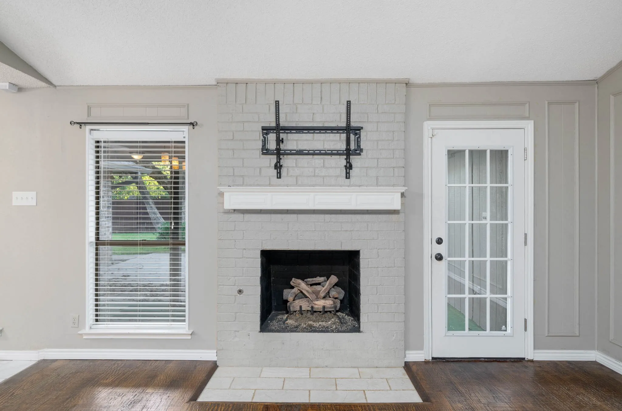Single Family Residence For Rent in Tarrant County , 2017 Iron Horse Court, Arlington, Texas 76017, 4 Bedroom, 3 Bathroom, 2 Garage spaces, 2,522 Sqft, built in 1979, mls#21384220, Real Estate Agent in Arlington, Homes For Rent in Tarrant county, Homes For Rent in Arlington, Realtor in Arlington Texas, Real Estate Brokerage Independent Realty Texas, Luminita Cordes Realtor
