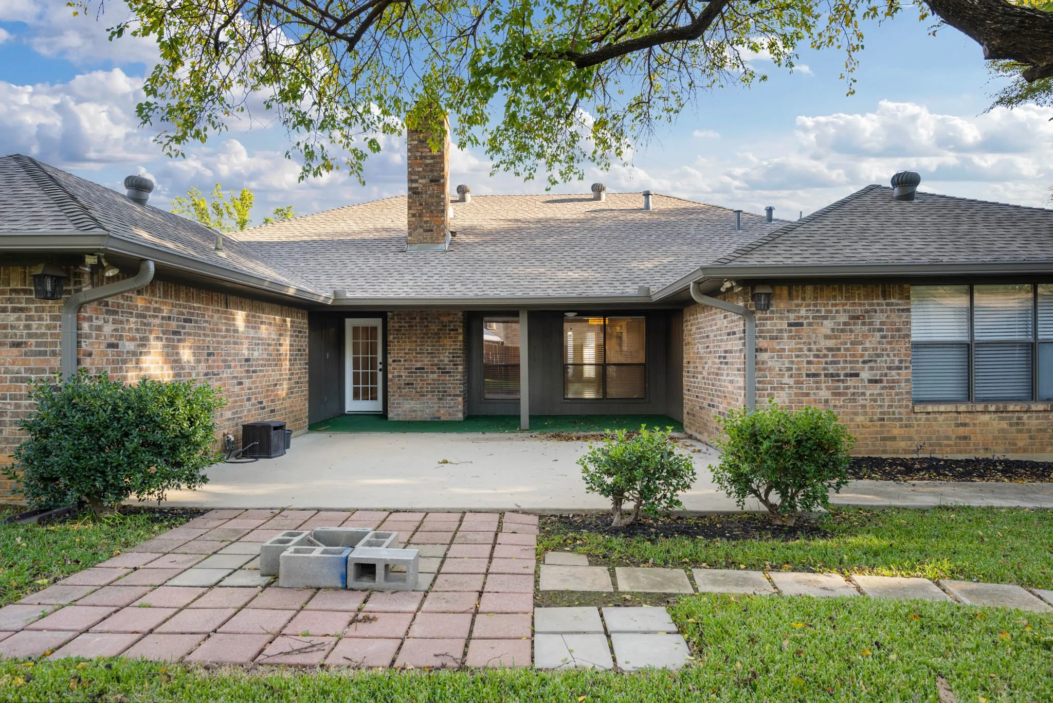 Single Family Residence For Rent in Tarrant County , 2017 Iron Horse Court, Arlington, Texas 76017, 4 Bedroom, 3 Bathroom, 2 Garage spaces, 2,522 Sqft, built in 1979, mls#21384220, Real Estate Agent in Arlington, Homes For Rent in Tarrant county, Homes For Rent in Arlington, Realtor in Arlington Texas, Real Estate Brokerage Independent Realty Texas, Luminita Cordes Realtor