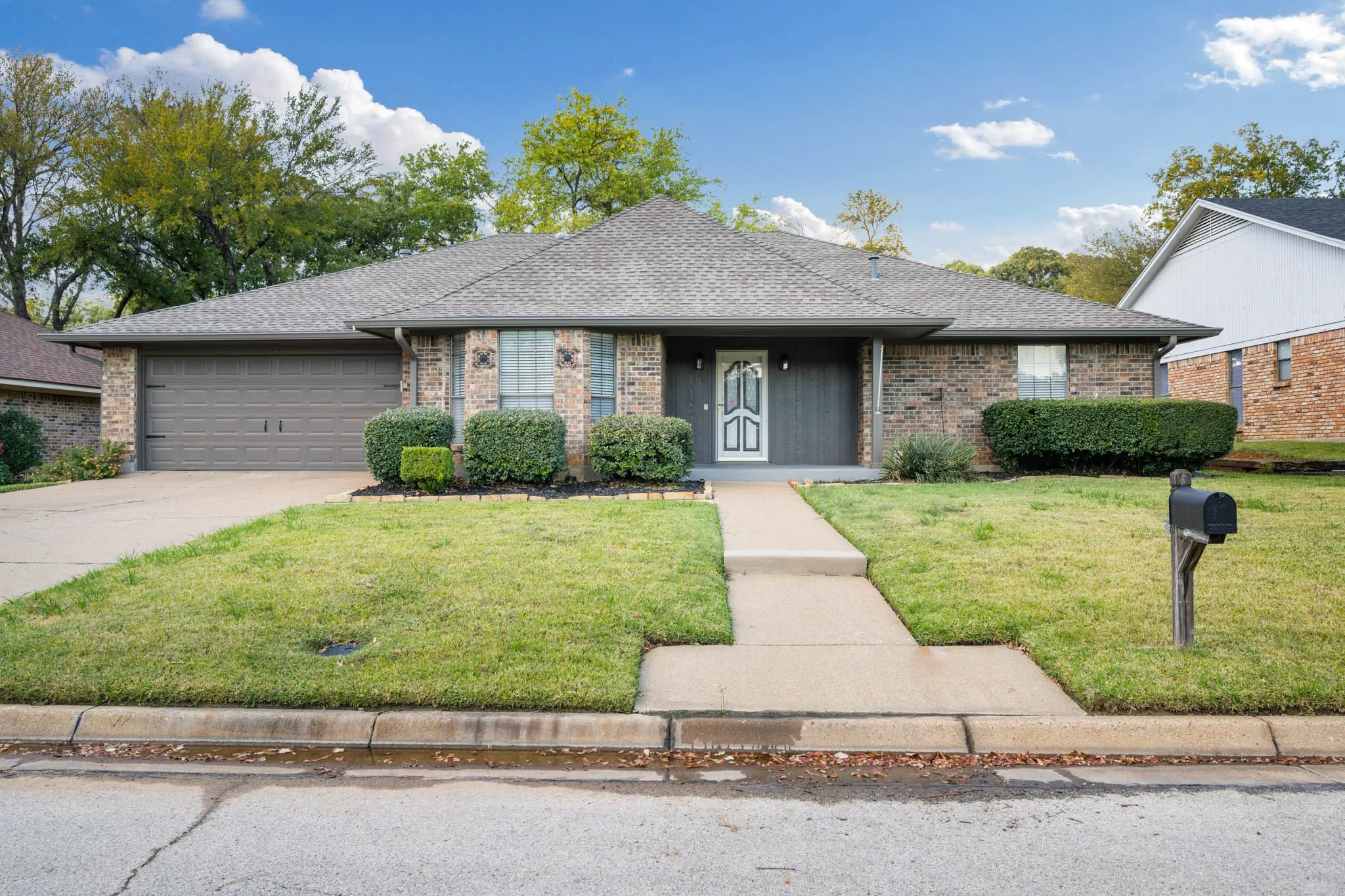 Single Family Residence For Rent in Tarrant County , 2017 Iron Horse Court, Arlington, Texas 76017, 4 Bedroom, 3 Bathroom, 2 Garage spaces, 2,522 Sqft, built in 1979, mls#21384220, Real Estate Agent in Arlington, Homes For Rent in Tarrant county, Homes For Rent in Arlington, Realtor in Arlington Texas, Real Estate Brokerage Independent Realty Texas, Luminita Cordes Realtor