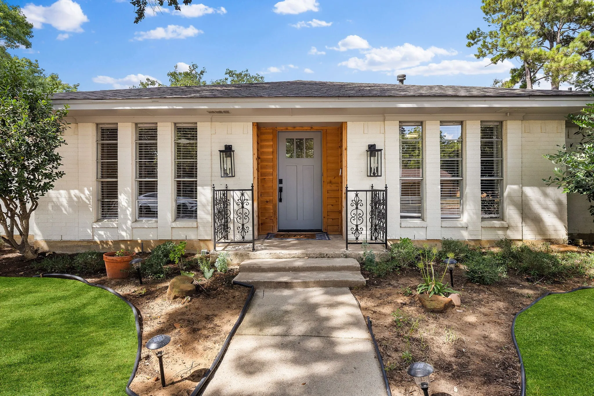 Single Family Residence For Sale in Tarrant County , 1707 Carlton Drive, Arlington, Texas 76015, 4 Bedroom, 3 Bathroom, 2 Garage spaces, 2,502 Sqft, built in 1972, mls#21384253, Real Estate Agent in Arlington, Homes For Sale in Tarrant county, Homes For Sale in Arlington, Realtor in Arlington Texas, Real Estate Brokerage Independent Realty Texas, Luminita Cordes Realtor
