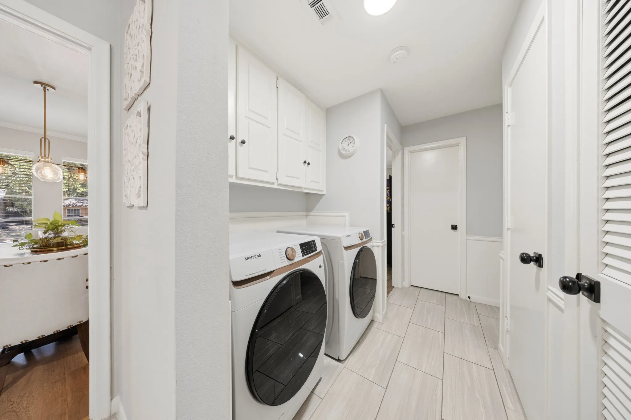 Single Family Residence For Sale in Tarrant County , 1707 Carlton Drive, Arlington, Texas 76015, 4 Bedroom, 3 Bathroom, 2 Garage spaces, 2,502 Sqft, built in 1972, mls#21384253, Real Estate Agent in Arlington, Homes For Sale in Tarrant county, Homes For Sale in Arlington, Realtor in Arlington Texas, Real Estate Brokerage Independent Realty Texas, Luminita Cordes Realtor