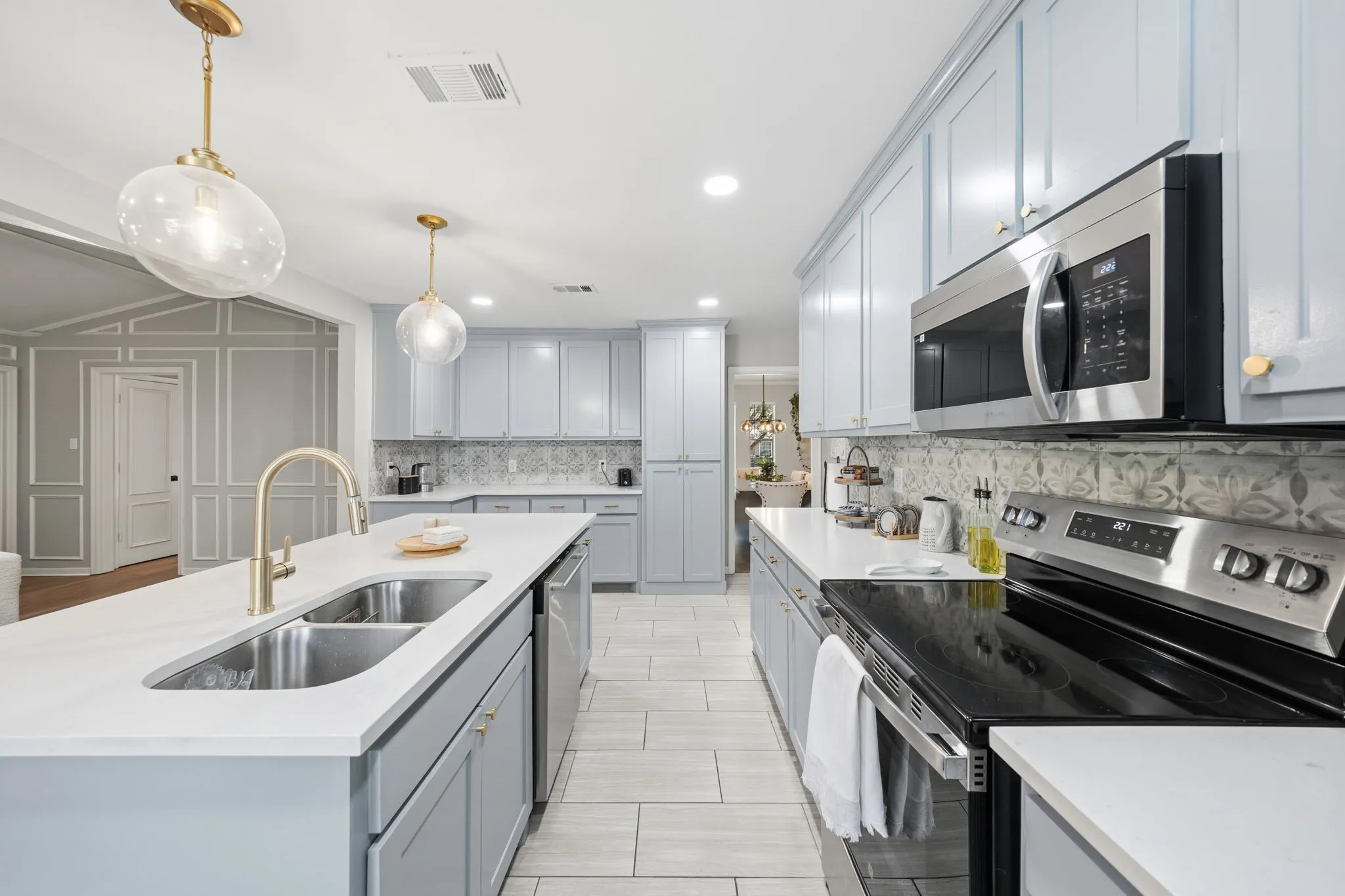 Single Family Residence For Sale in Tarrant County , 1707 Carlton Drive, Arlington, Texas 76015, 4 Bedroom, 3 Bathroom, 2 Garage spaces, 2,502 Sqft, built in 1972, mls#21384253, Real Estate Agent in Arlington, Homes For Sale in Tarrant county, Homes For Sale in Arlington, Realtor in Arlington Texas, Real Estate Brokerage Independent Realty Texas, Luminita Cordes Realtor