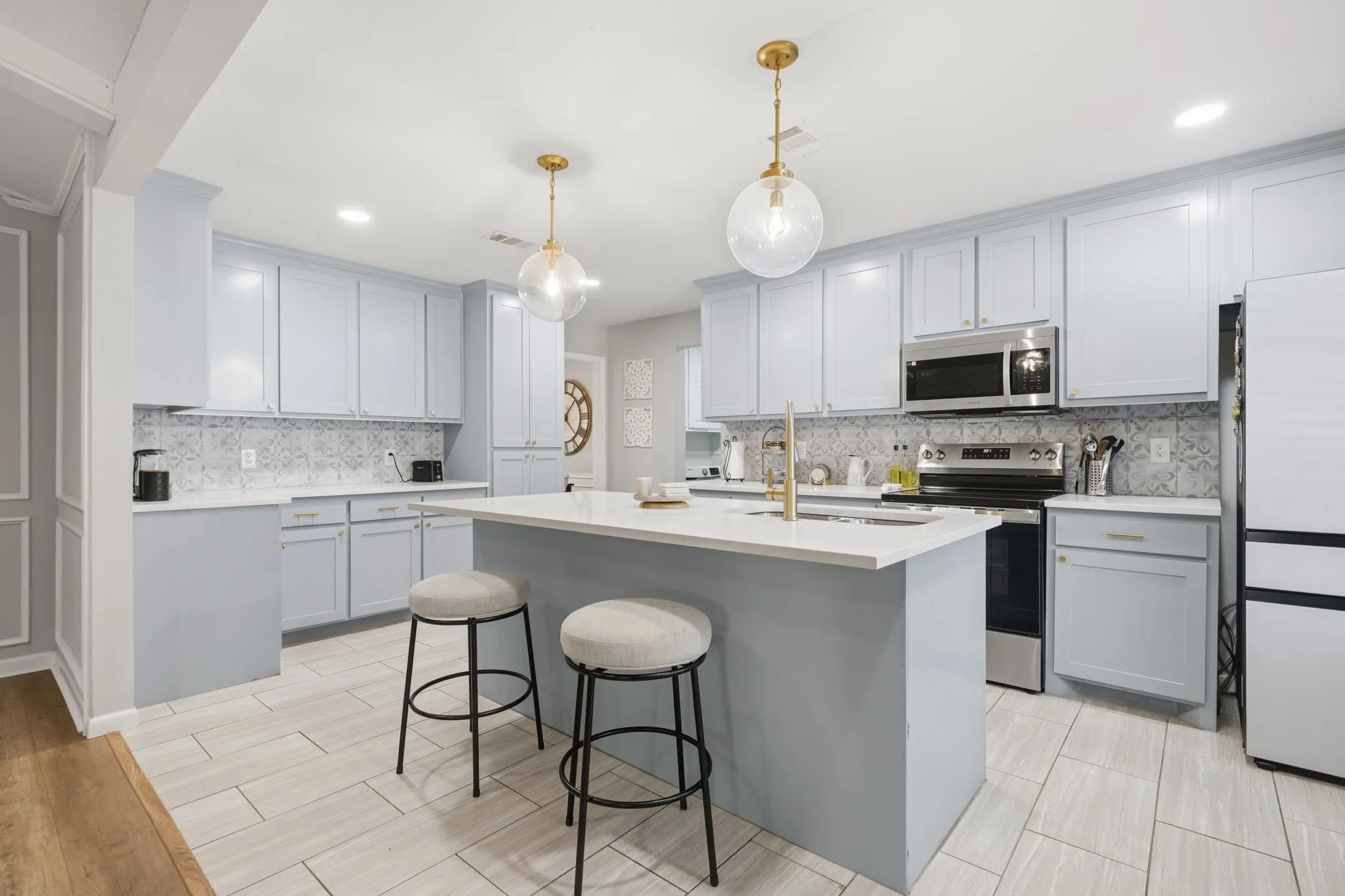 Single Family Residence For Sale in Tarrant County , 1707 Carlton Drive, Arlington, Texas 76015, 4 Bedroom, 3 Bathroom, 2 Garage spaces, 2,502 Sqft, built in 1972, mls#21384253, Real Estate Agent in Arlington, Homes For Sale in Tarrant county, Homes For Sale in Arlington, Realtor in Arlington Texas, Real Estate Brokerage Independent Realty Texas, Luminita Cordes Realtor