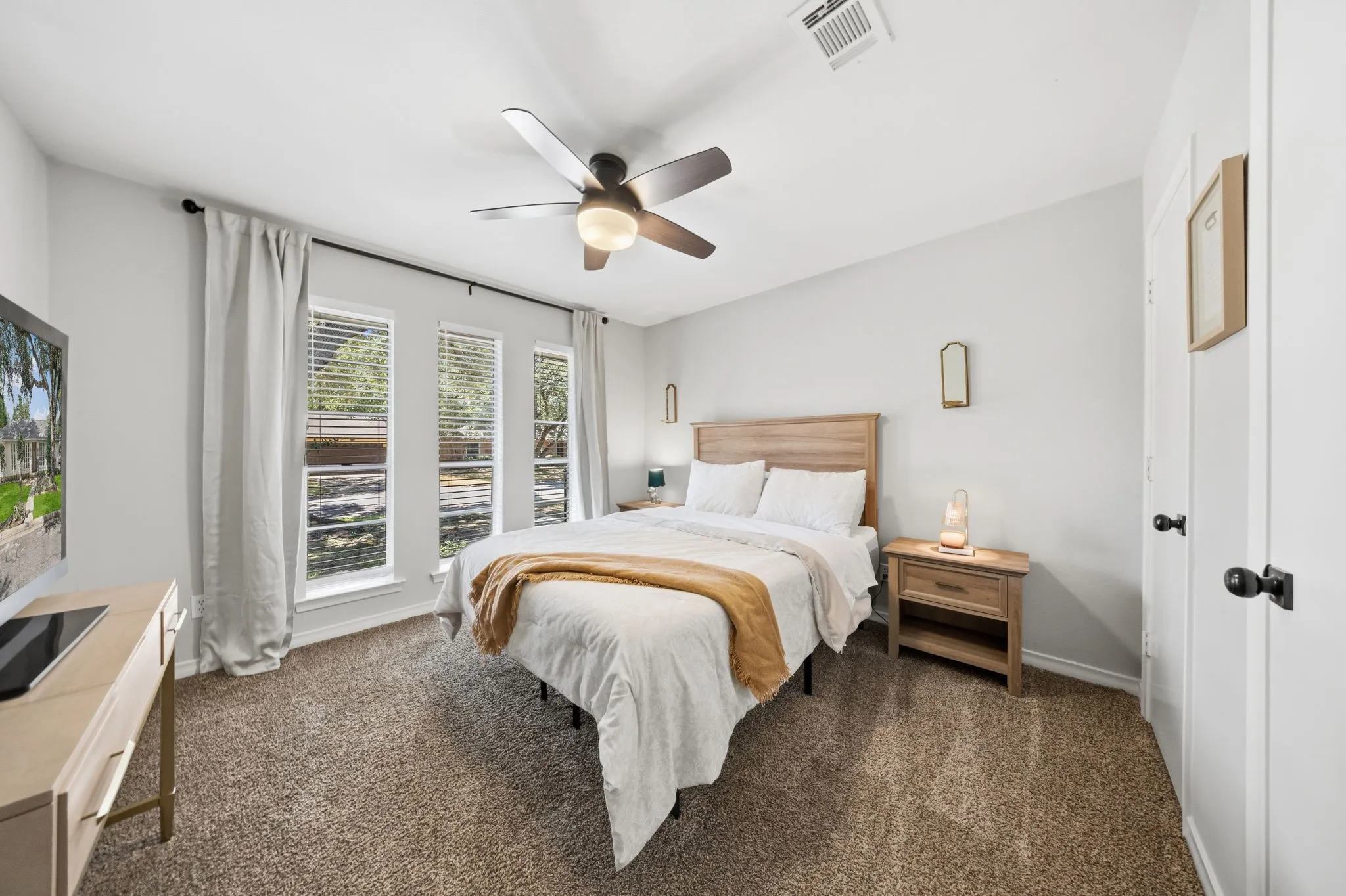 Single Family Residence For Sale in Tarrant County , 1707 Carlton Drive, Arlington, Texas 76015, 4 Bedroom, 3 Bathroom, 2 Garage spaces, 2,502 Sqft, built in 1972, mls#21384253, Real Estate Agent in Arlington, Homes For Sale in Tarrant county, Homes For Sale in Arlington, Realtor in Arlington Texas, Real Estate Brokerage Independent Realty Texas, Luminita Cordes Realtor
