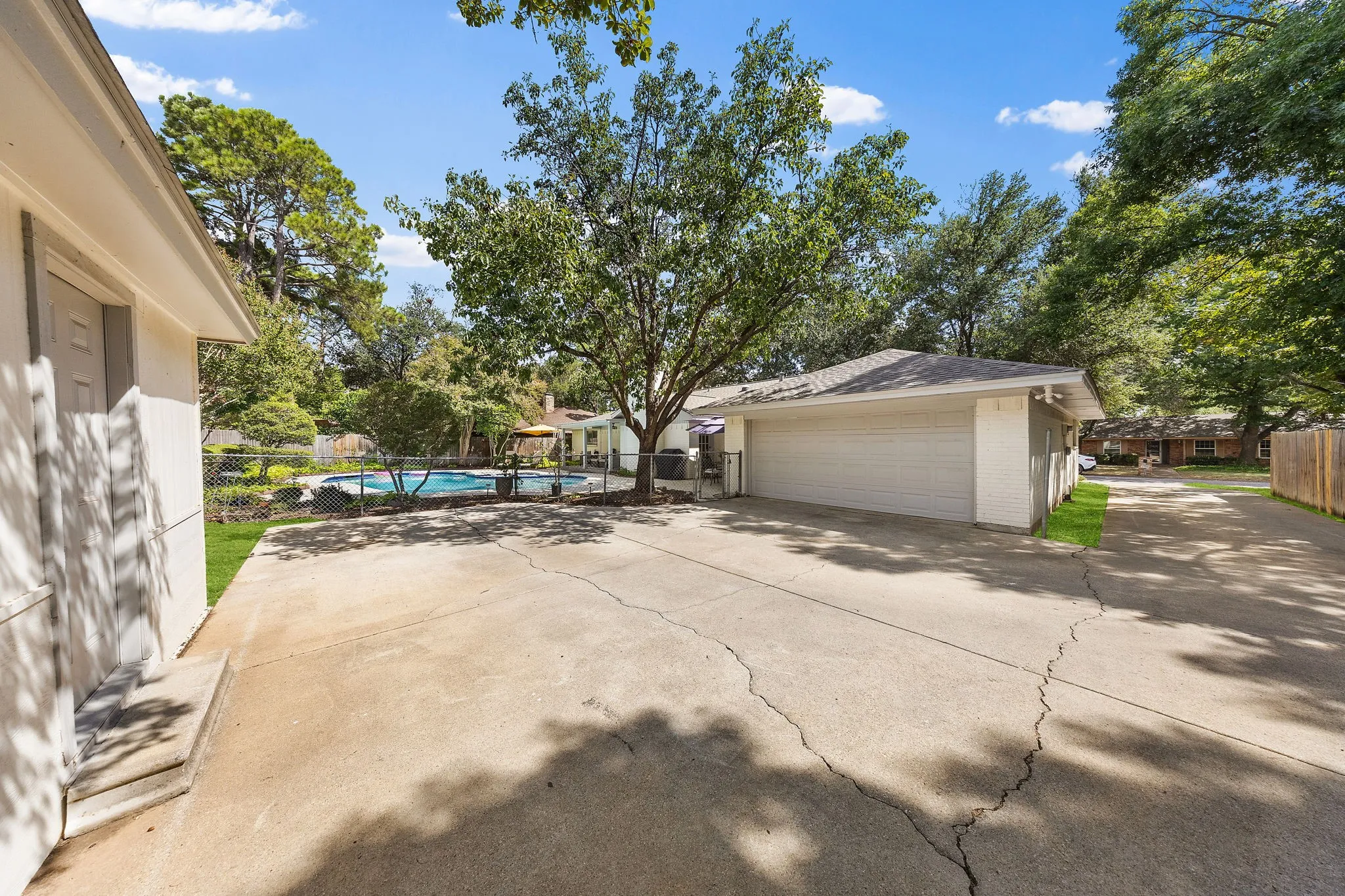 Single Family Residence For Sale in Tarrant County , 1707 Carlton Drive, Arlington, Texas 76015, 4 Bedroom, 3 Bathroom, 2 Garage spaces, 2,502 Sqft, built in 1972, mls#21384253, Real Estate Agent in Arlington, Homes For Sale in Tarrant county, Homes For Sale in Arlington, Realtor in Arlington Texas, Real Estate Brokerage Independent Realty Texas, Luminita Cordes Realtor