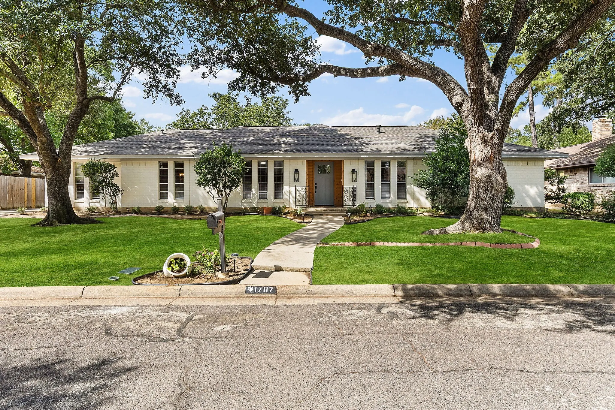 Single Family Residence For Sale in Tarrant County , 1707 Carlton Drive, Arlington, Texas 76015, 4 Bedroom, 3 Bathroom, 2 Garage spaces, 2,502 Sqft, built in 1972, mls#21384253, Real Estate Agent in Arlington, Homes For Sale in Tarrant county, Homes For Sale in Arlington, Realtor in Arlington Texas, Real Estate Brokerage Independent Realty Texas, Luminita Cordes Realtor