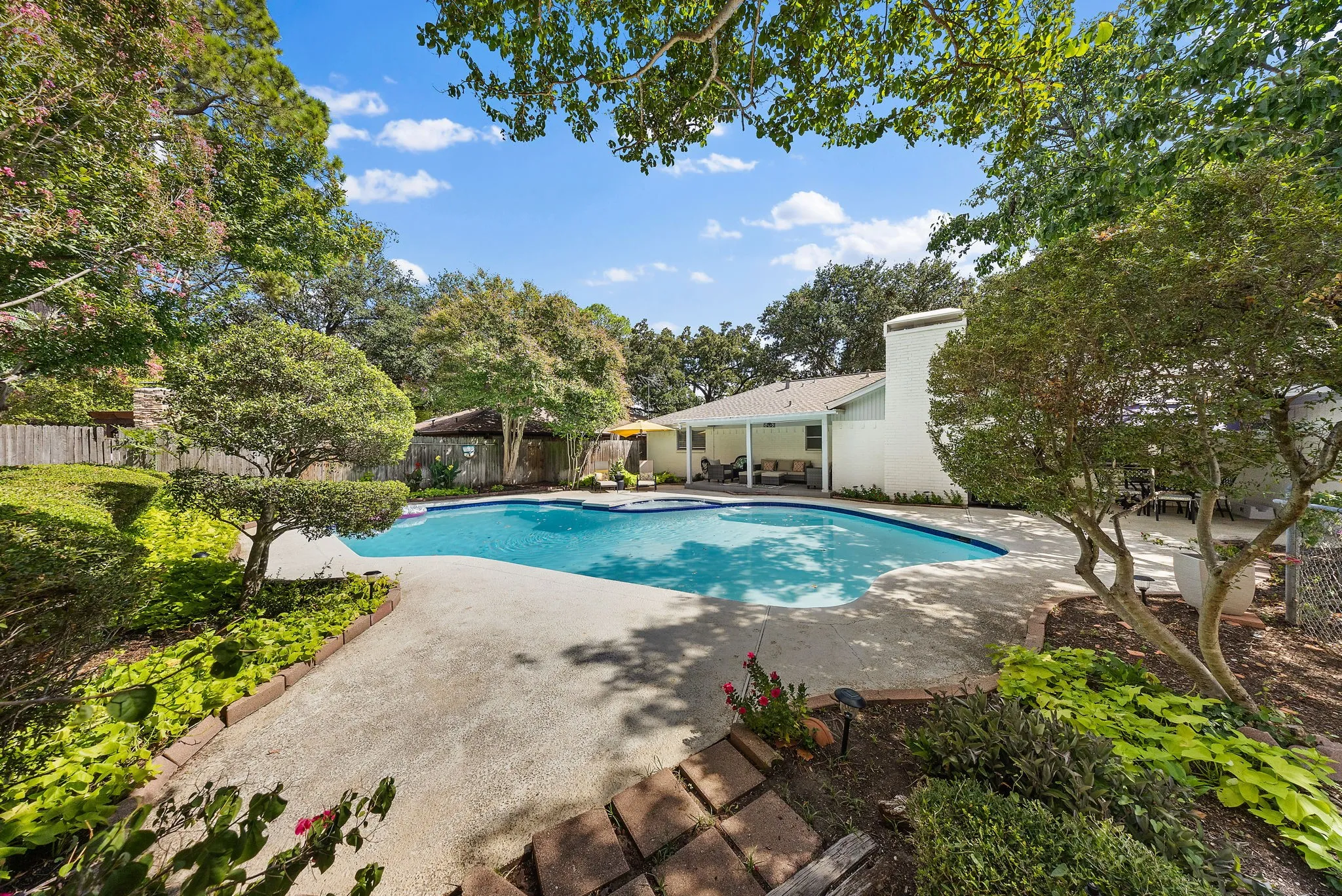 Single Family Residence For Sale in Tarrant County , 1707 Carlton Drive, Arlington, Texas 76015, 4 Bedroom, 3 Bathroom, 2 Garage spaces, 2,502 Sqft, built in 1972, mls#21384253, Real Estate Agent in Arlington, Homes For Sale in Tarrant county, Homes For Sale in Arlington, Realtor in Arlington Texas, Real Estate Brokerage Independent Realty Texas, Luminita Cordes Realtor