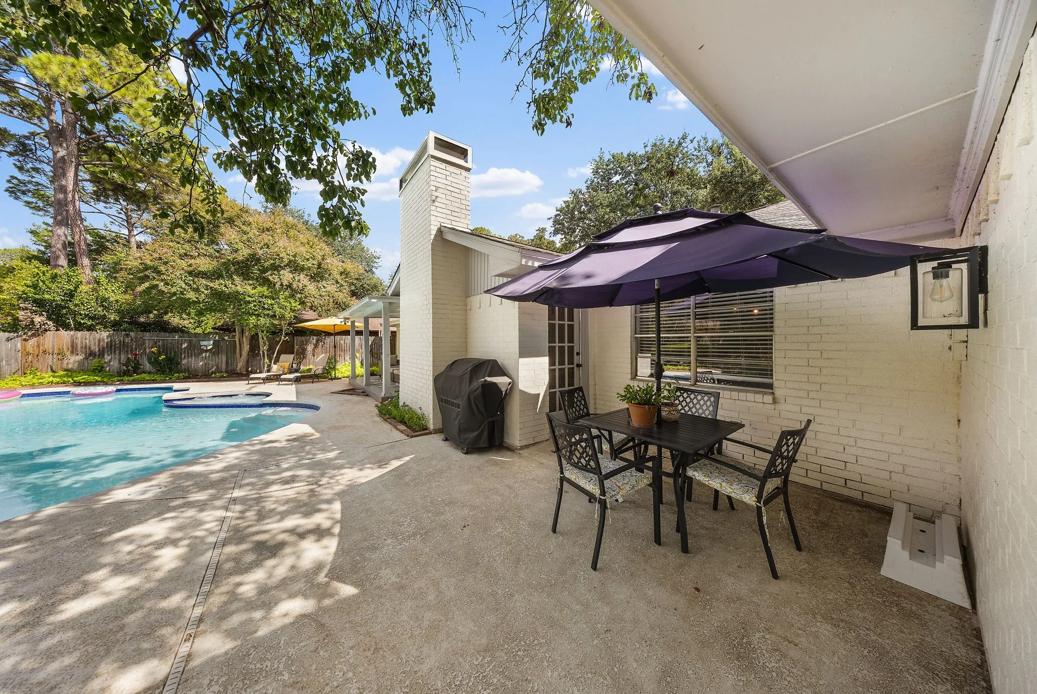 Single Family Residence For Sale in Tarrant County , 1707 Carlton Drive, Arlington, Texas 76015, 4 Bedroom, 3 Bathroom, 2 Garage spaces, 2,502 Sqft, built in 1972, mls#21384253, Real Estate Agent in Arlington, Homes For Sale in Tarrant county, Homes For Sale in Arlington, Realtor in Arlington Texas, Real Estate Brokerage Independent Realty Texas, Luminita Cordes Realtor