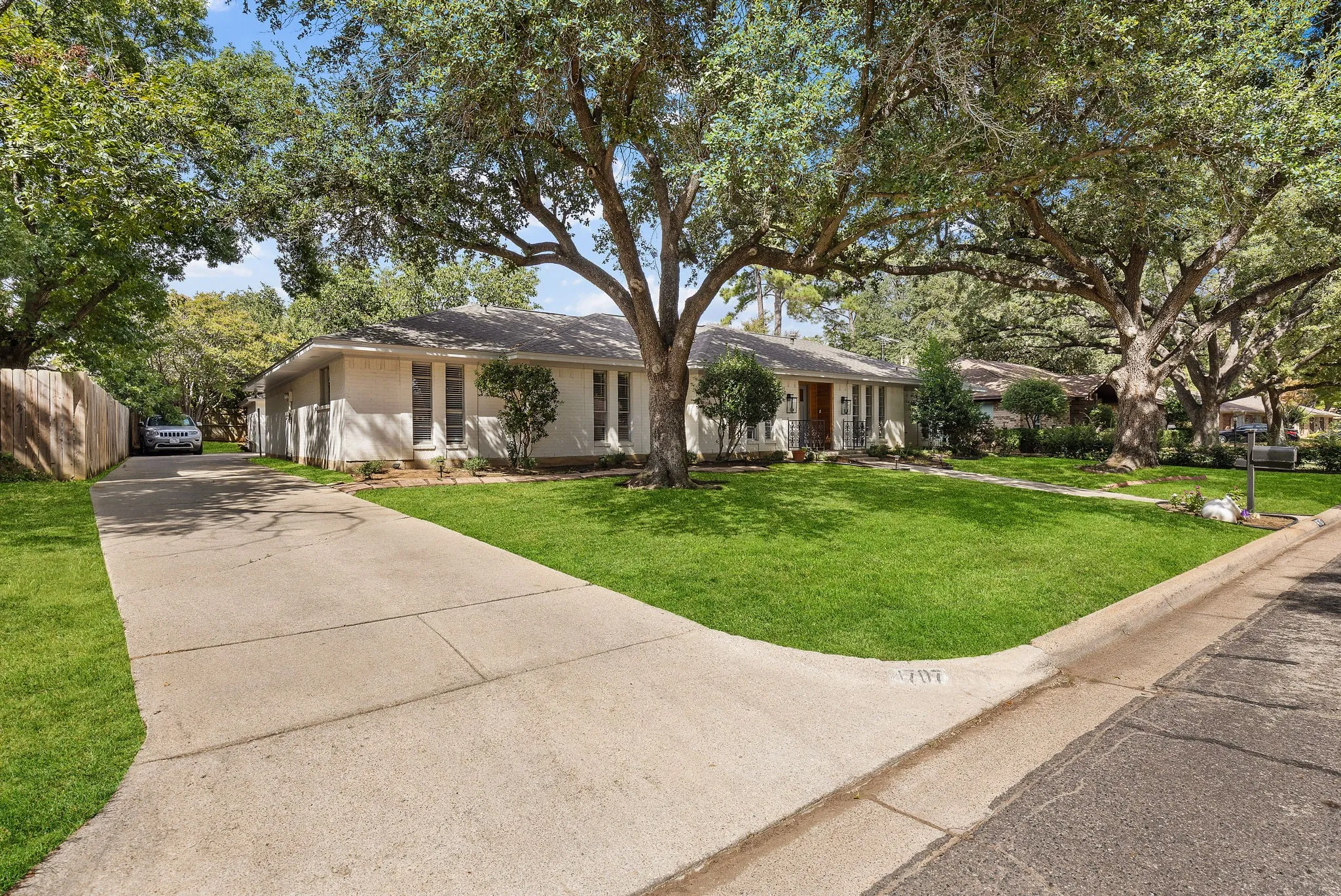 Single Family Residence For Sale in Tarrant County , 1707 Carlton Drive, Arlington, Texas 76015, 4 Bedroom, 3 Bathroom, 2 Garage spaces, 2,502 Sqft, built in 1972, mls#21384253, Real Estate Agent in Arlington, Homes For Sale in Tarrant county, Homes For Sale in Arlington, Realtor in Arlington Texas, Real Estate Brokerage Independent Realty Texas, Luminita Cordes Realtor