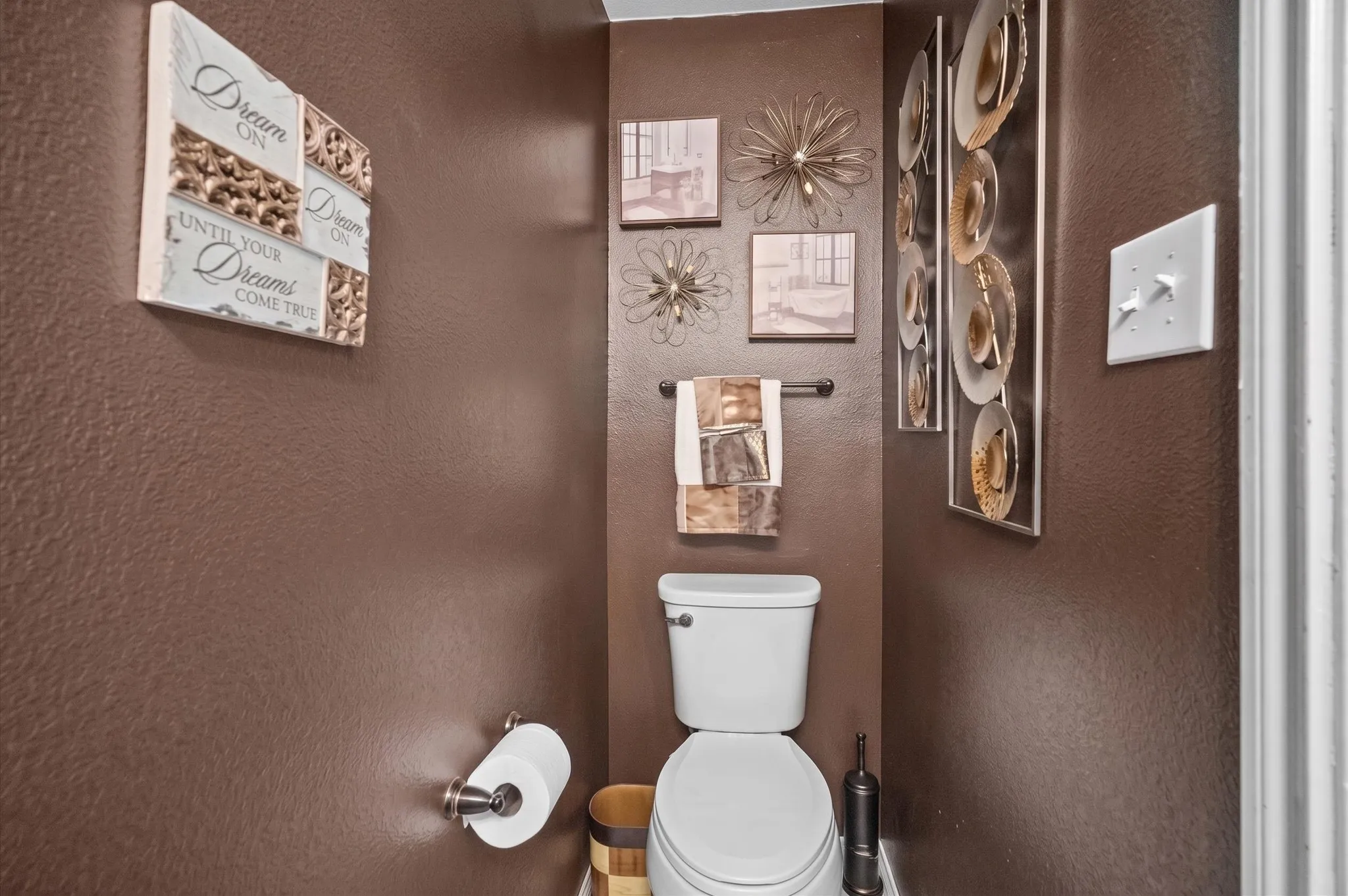 Single Family Residence For Sale in Dallas County , 717 Eldorado Drive, De Soto, Texas 75115, 4 Bedroom, 3 Bathroom, 2 Garage spaces, 2,650 Sqft, built in 2003, mls#21384263, Real Estate Agent in De Soto, Homes For Sale in Dallas county, Homes For Sale in De Soto, Realtor in De Soto Texas, Real Estate Brokerage Independent Realty Texas, Luminita Cordes Realtor