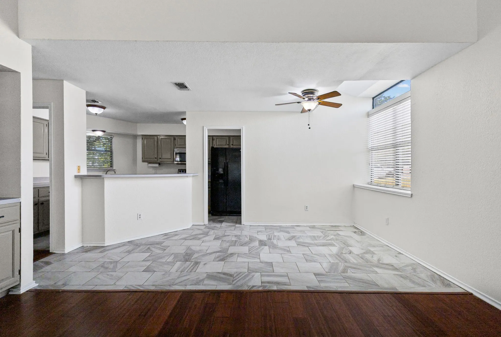 Single Family Residence For Sale in Hunt County , 515 Highland Oaks Drive, Greenville, Texas 75402, 3 Bedroom, 2 Bathroom, 2 Garage spaces, 1,773 Sqft, built in 1987, mls#21383581, Real Estate Agent in Greenville, Homes For Sale in Hunt county, Homes For Sale in Greenville, Realtor in Greenville Texas, Real Estate Brokerage Independent Realty Texas, Luminita Cordes Realtor