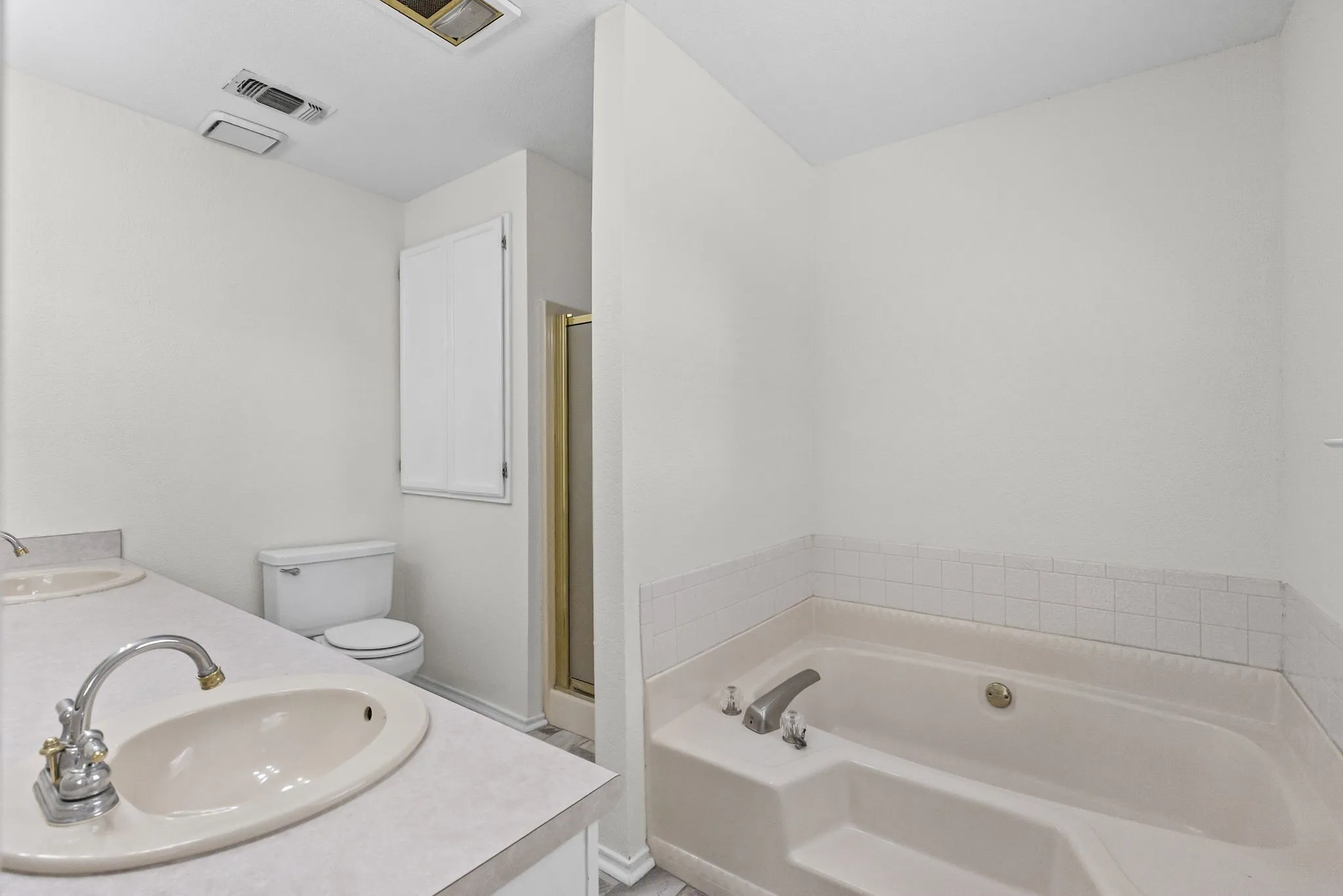 Single Family Residence For Sale in Hunt County , 515 Highland Oaks Drive, Greenville, Texas 75402, 3 Bedroom, 2 Bathroom, 2 Garage spaces, 1,773 Sqft, built in 1987, mls#21383581, Real Estate Agent in Greenville, Homes For Sale in Hunt county, Homes For Sale in Greenville, Realtor in Greenville Texas, Real Estate Brokerage Independent Realty Texas, Luminita Cordes Realtor