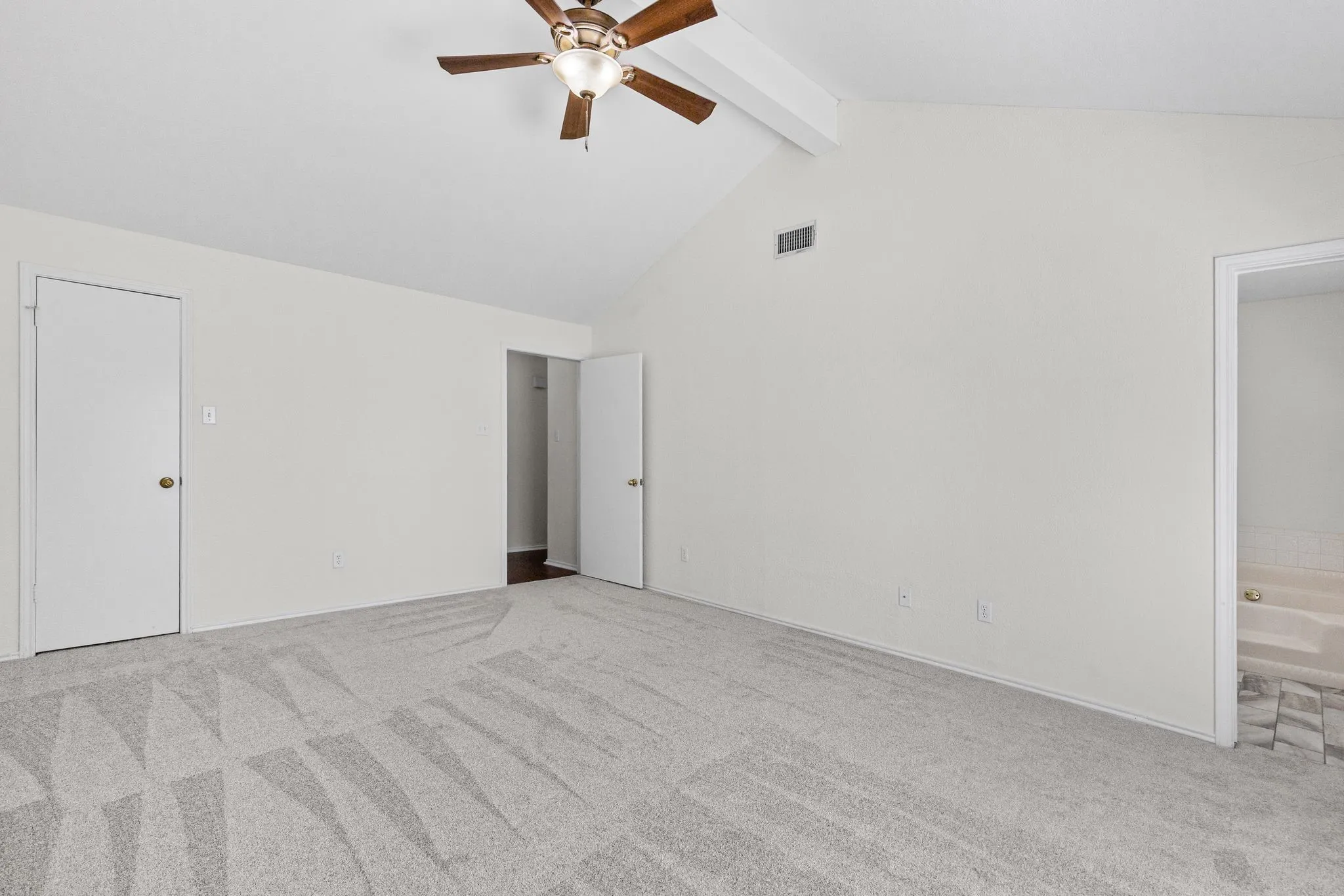 Single Family Residence For Sale in Hunt County , 515 Highland Oaks Drive, Greenville, Texas 75402, 3 Bedroom, 2 Bathroom, 2 Garage spaces, 1,773 Sqft, built in 1987, mls#21383581, Real Estate Agent in Greenville, Homes For Sale in Hunt county, Homes For Sale in Greenville, Realtor in Greenville Texas, Real Estate Brokerage Independent Realty Texas, Luminita Cordes Realtor