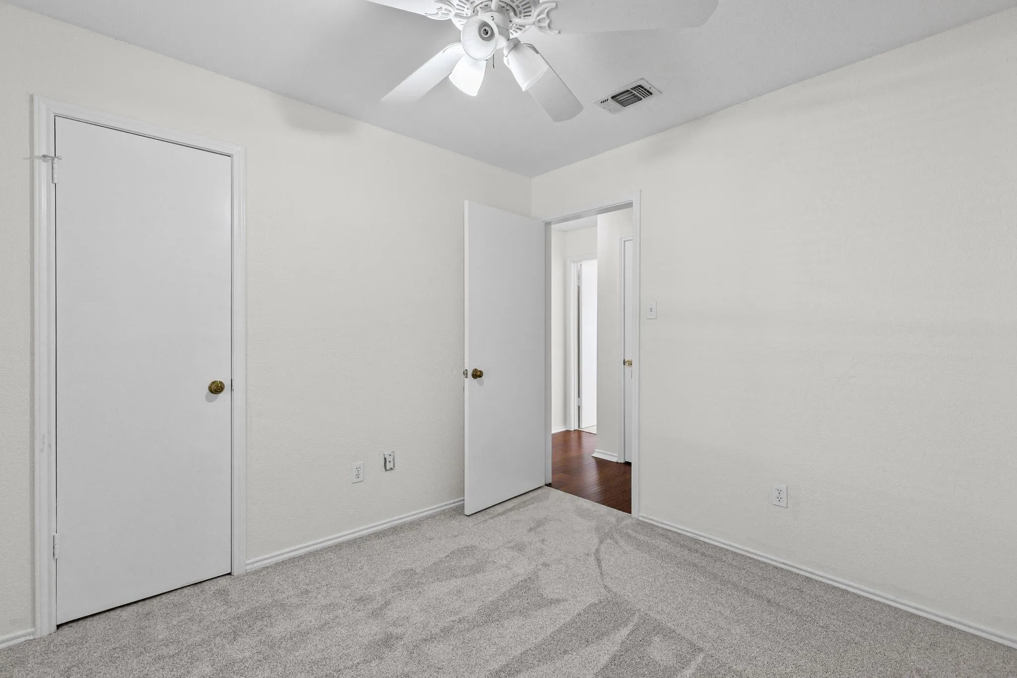 Single Family Residence For Sale in Hunt County , 515 Highland Oaks Drive, Greenville, Texas 75402, 3 Bedroom, 2 Bathroom, 2 Garage spaces, 1,773 Sqft, built in 1987, mls#21383581, Real Estate Agent in Greenville, Homes For Sale in Hunt county, Homes For Sale in Greenville, Realtor in Greenville Texas, Real Estate Brokerage Independent Realty Texas, Luminita Cordes Realtor