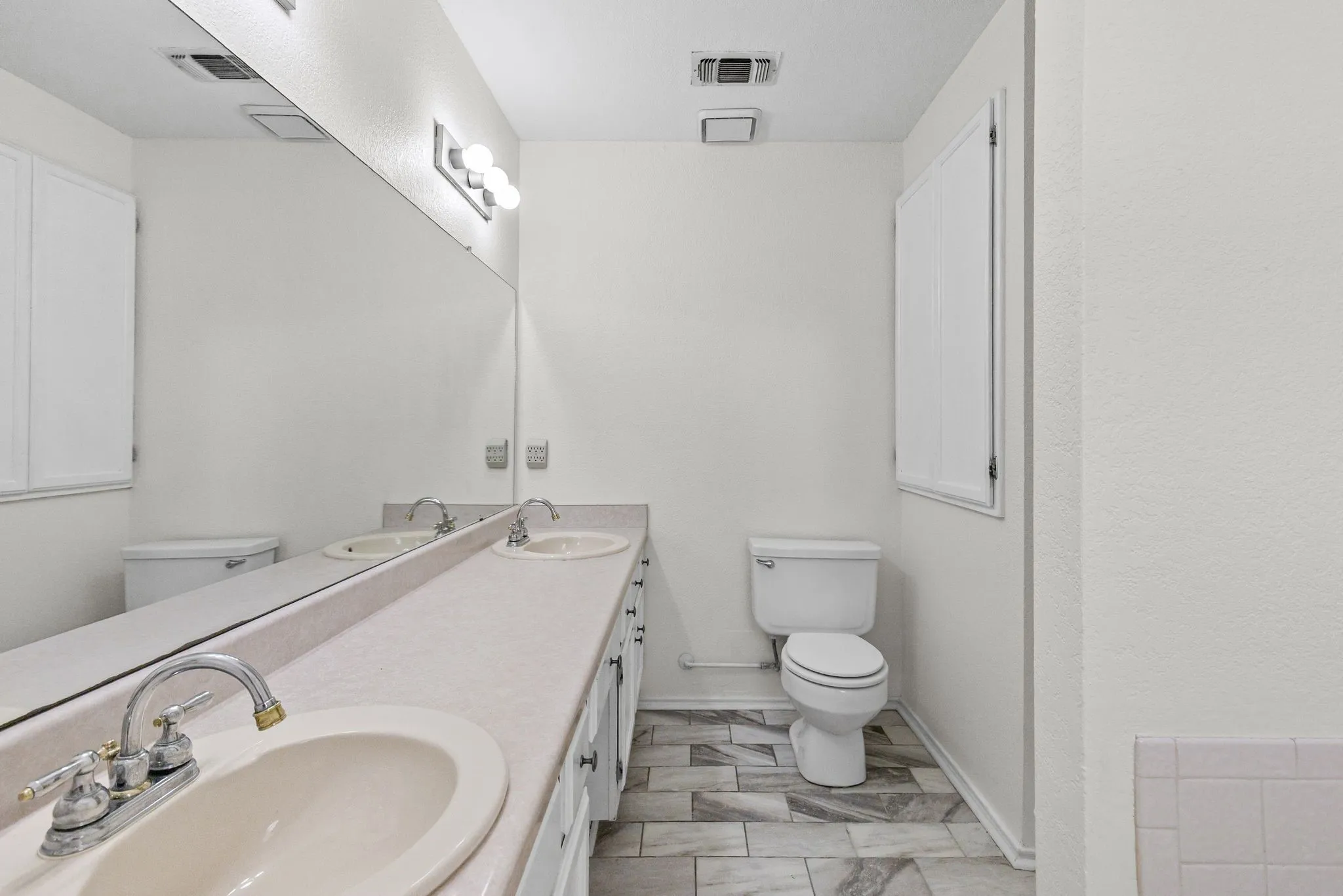 Single Family Residence For Sale in Hunt County , 515 Highland Oaks Drive, Greenville, Texas 75402, 3 Bedroom, 2 Bathroom, 2 Garage spaces, 1,773 Sqft, built in 1987, mls#21383581, Real Estate Agent in Greenville, Homes For Sale in Hunt county, Homes For Sale in Greenville, Realtor in Greenville Texas, Real Estate Brokerage Independent Realty Texas, Luminita Cordes Realtor