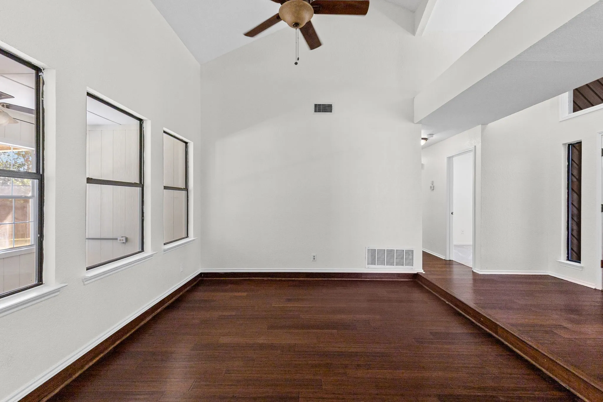Single Family Residence For Sale in Hunt County , 515 Highland Oaks Drive, Greenville, Texas 75402, 3 Bedroom, 2 Bathroom, 2 Garage spaces, 1,773 Sqft, built in 1987, mls#21383581, Real Estate Agent in Greenville, Homes For Sale in Hunt county, Homes For Sale in Greenville, Realtor in Greenville Texas, Real Estate Brokerage Independent Realty Texas, Luminita Cordes Realtor